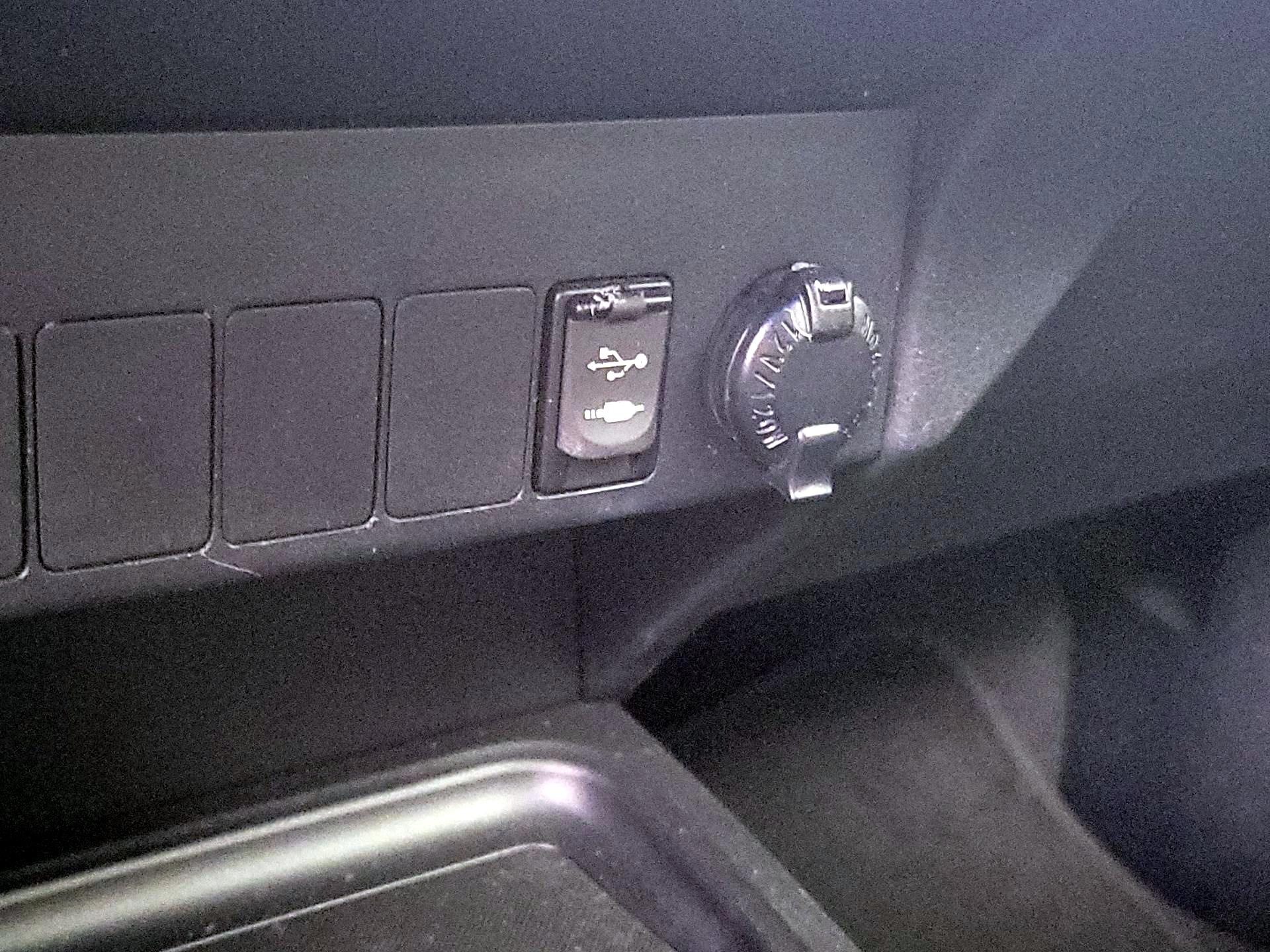 Thumbnail: 2018 Toyota RAV4 - 18