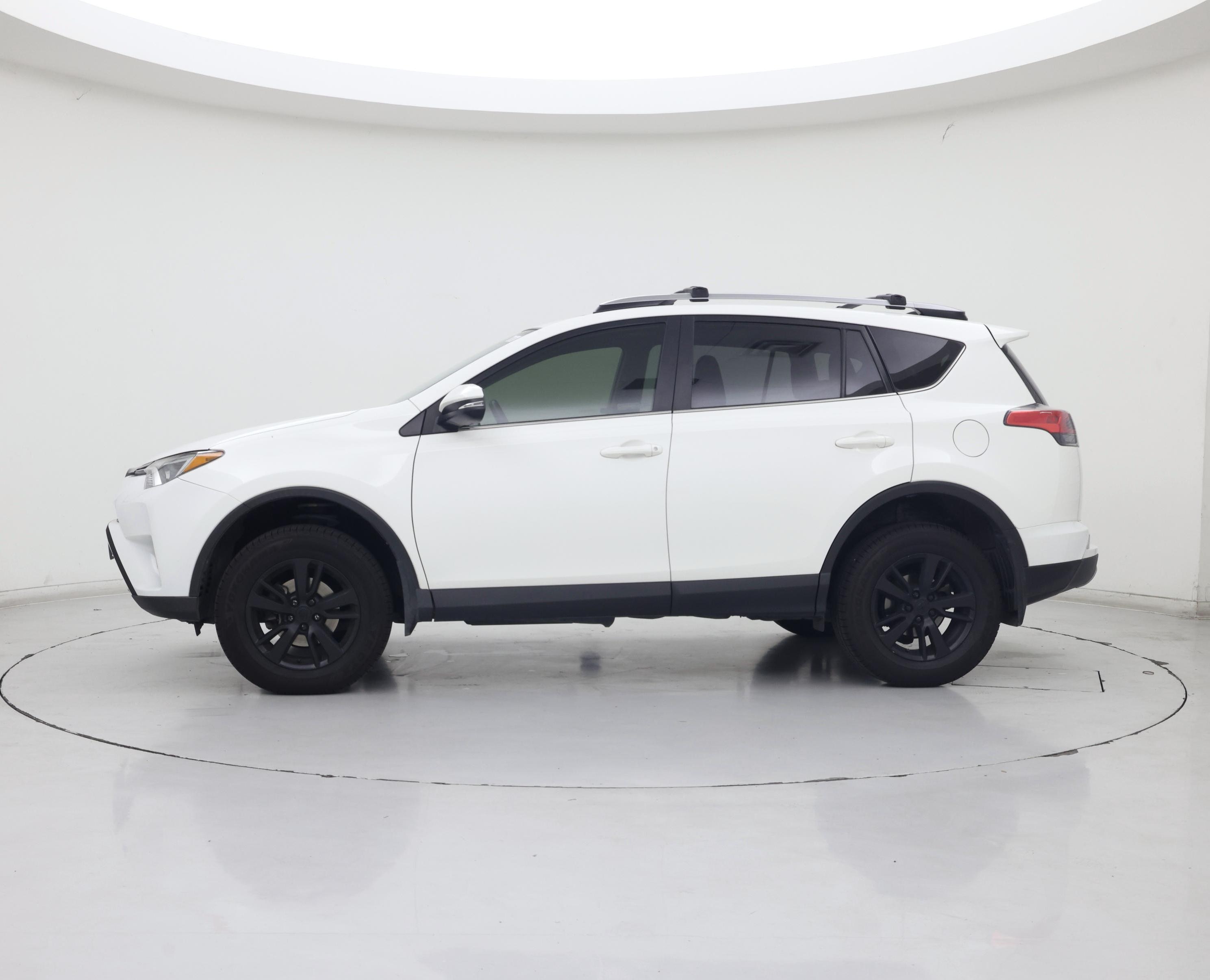 Thumbnail: 2018 Toyota RAV4 - 3