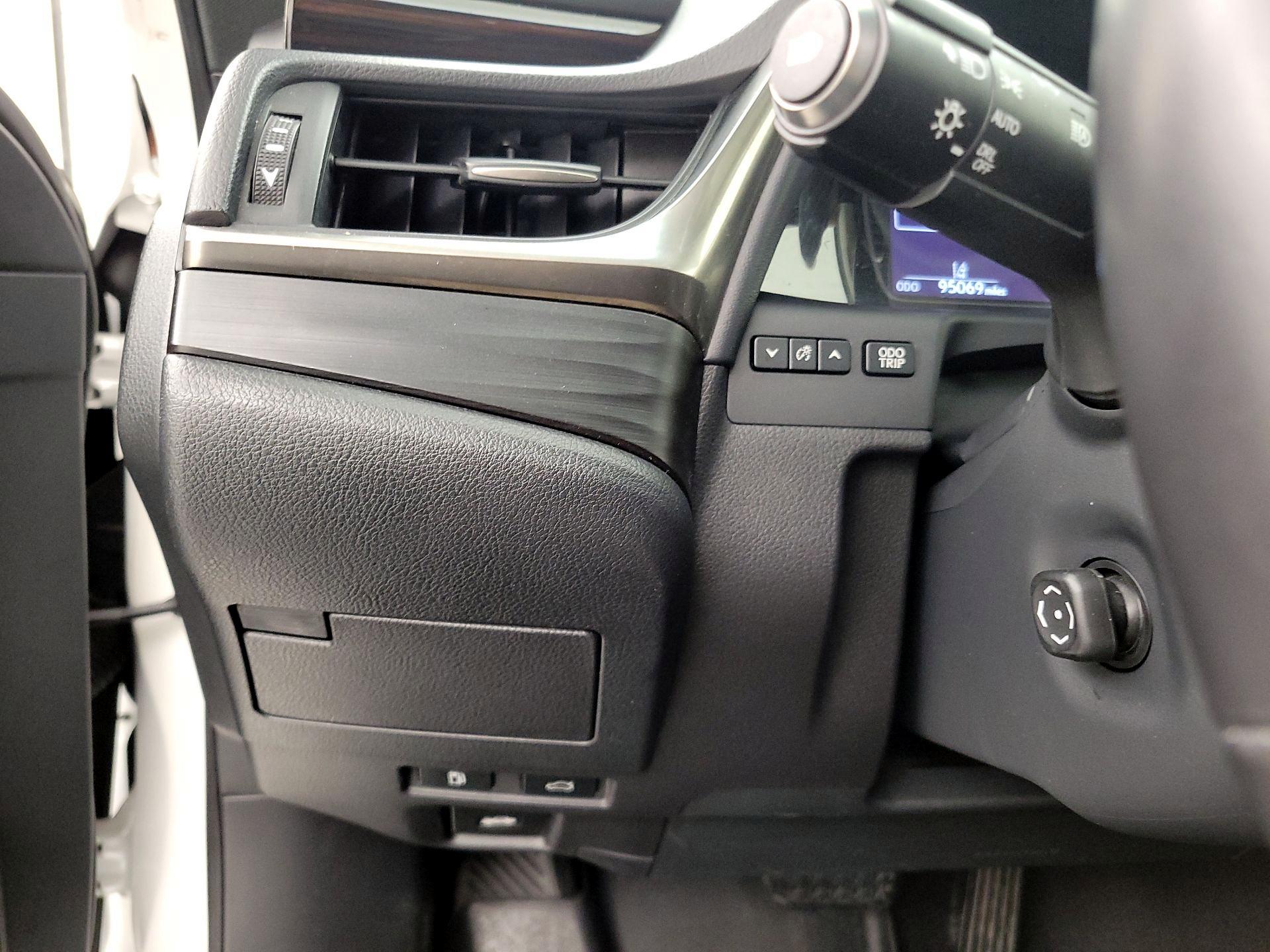Thumbnail: 2019 Lexus ES - 13