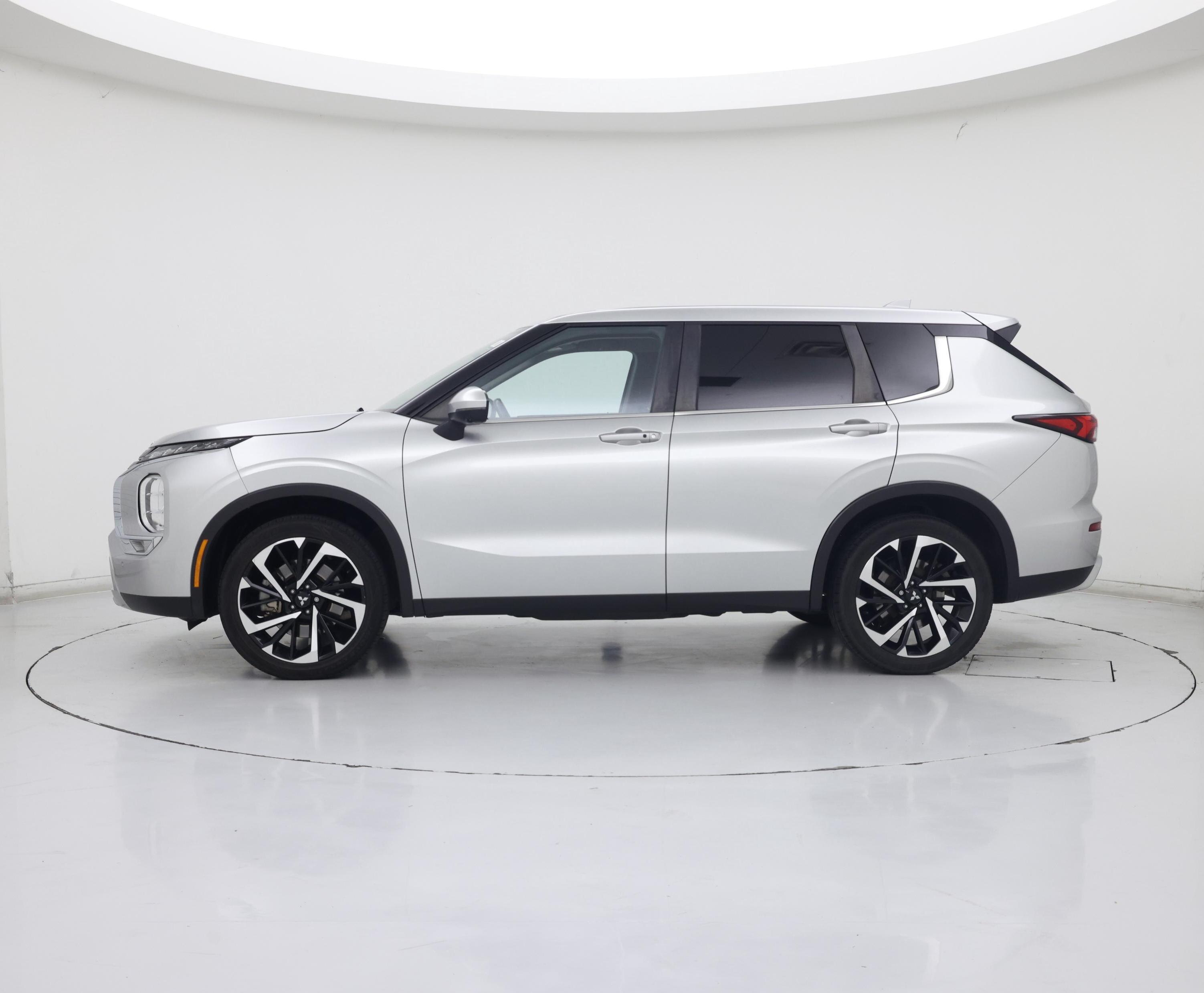 Thumbnail: 2022 Mitsubishi Outlander - 3