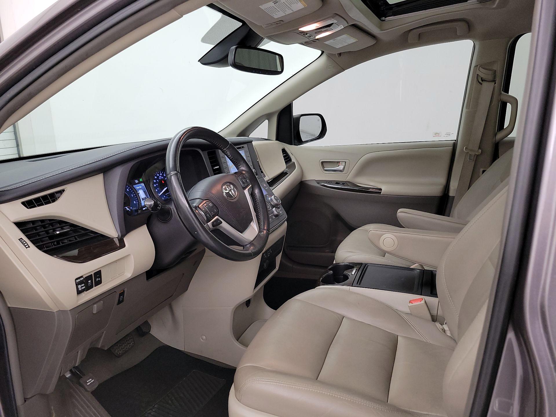 Thumbnail: 2019 Toyota Sienna - 11