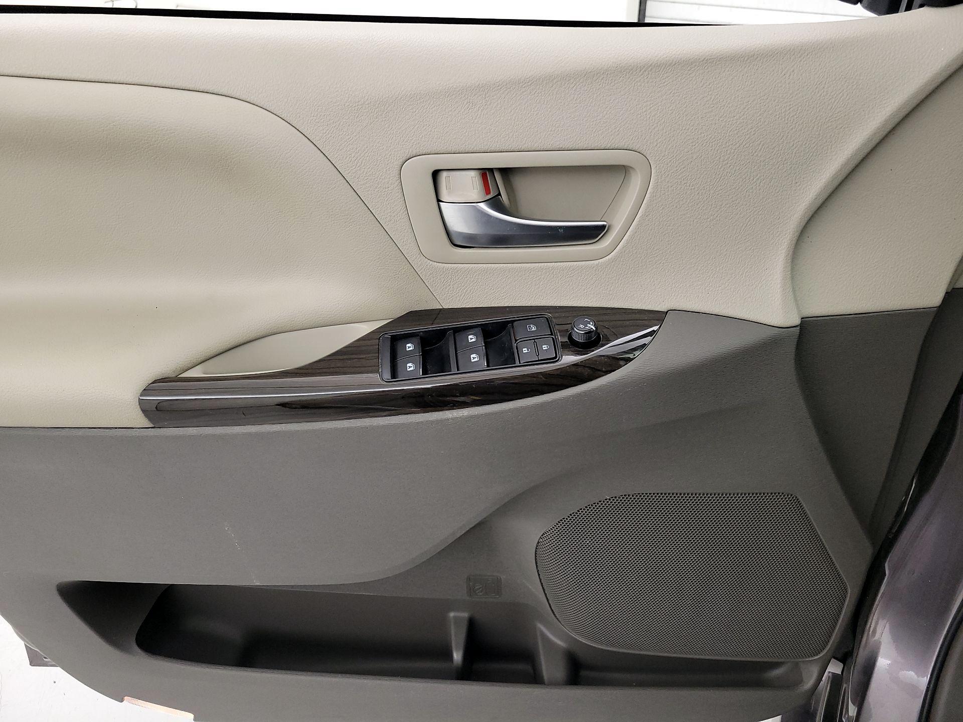 Thumbnail: 2019 Toyota Sienna - 12