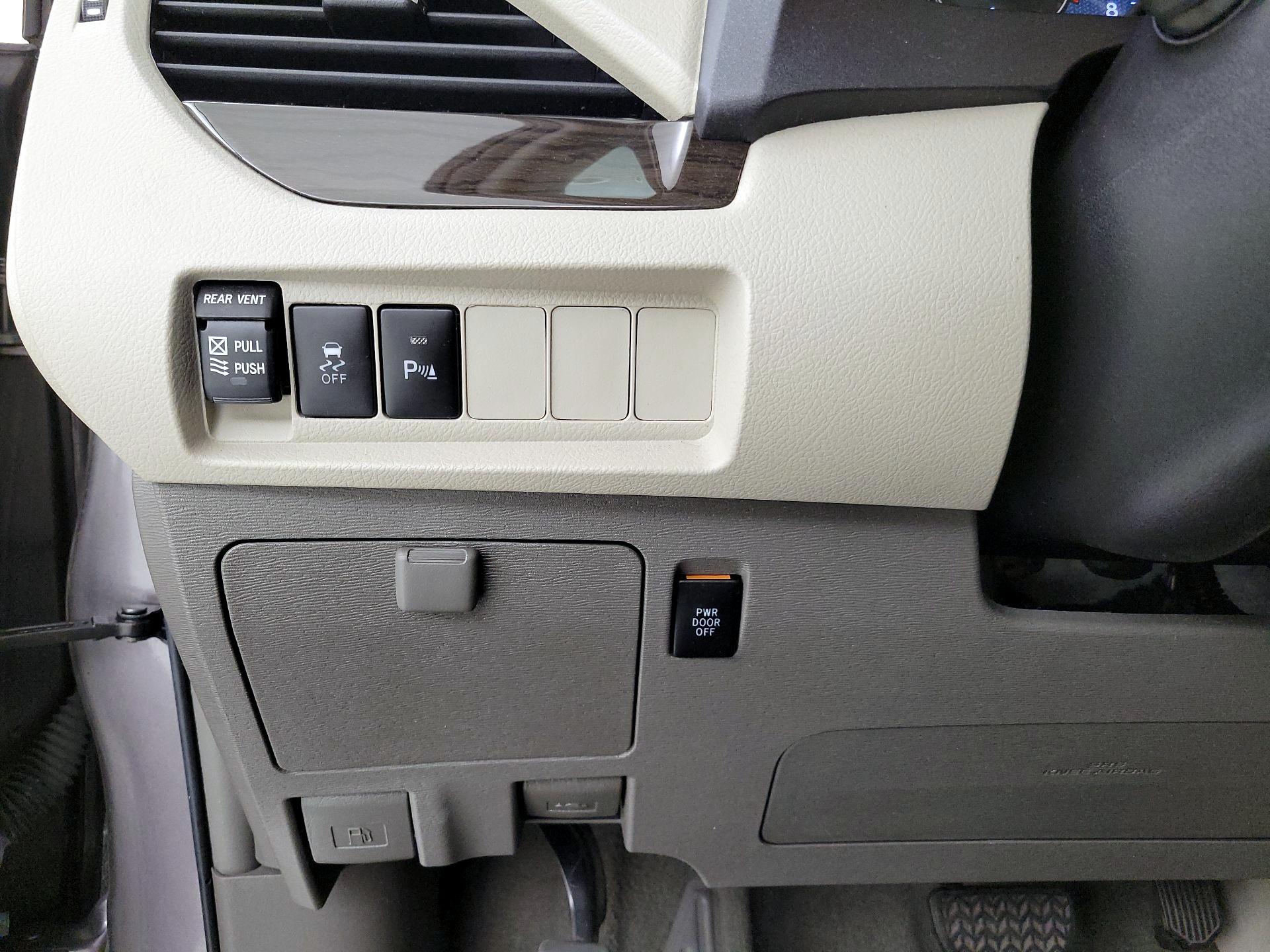 Thumbnail: 2019 Toyota Sienna - 13