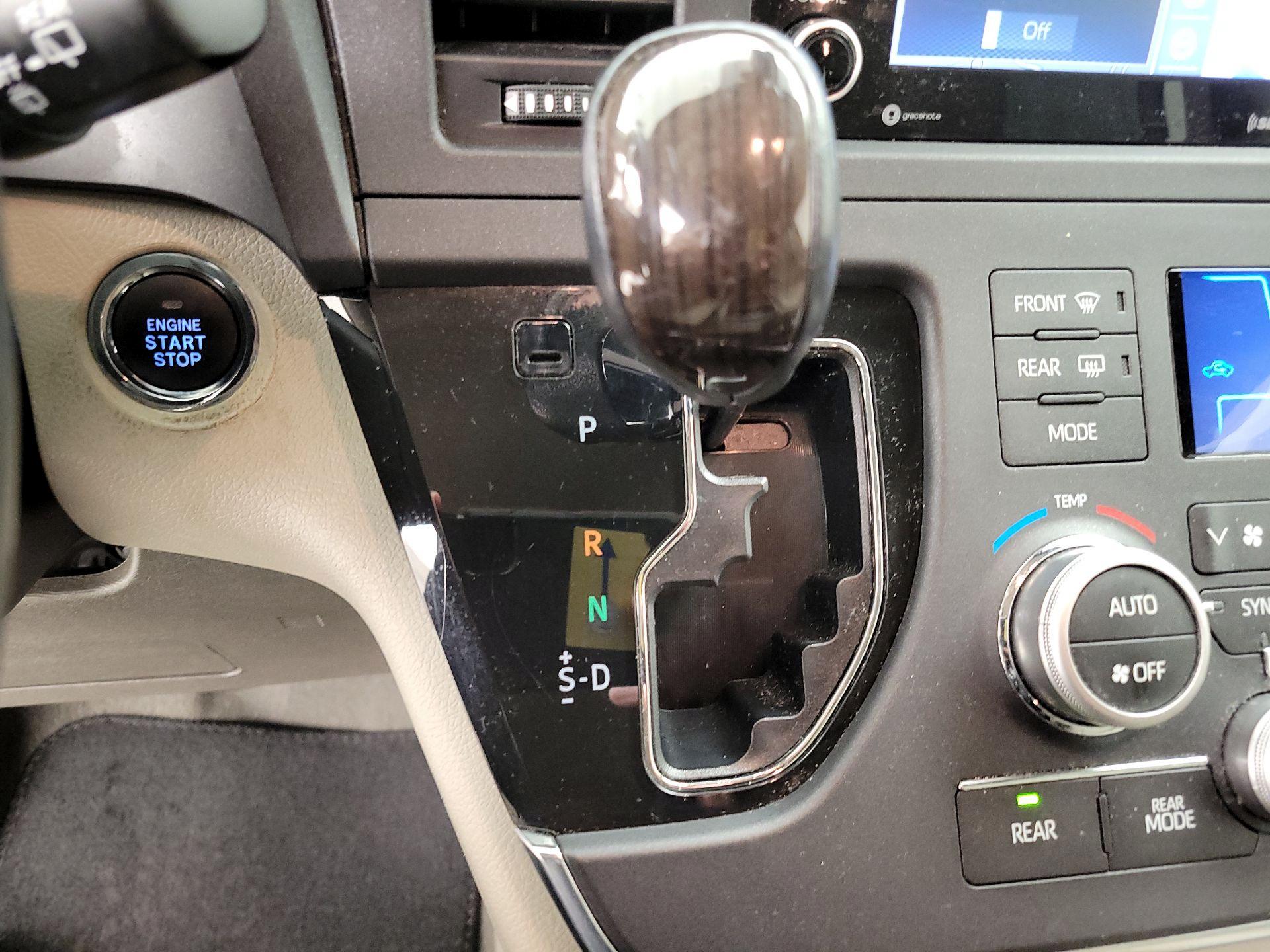 Thumbnail: 2019 Toyota Sienna - 18