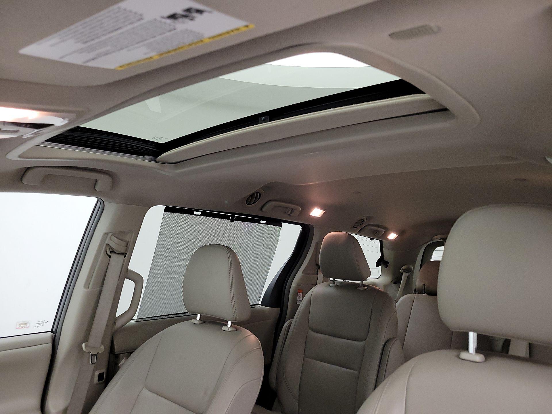 Thumbnail: 2019 Toyota Sienna - 20