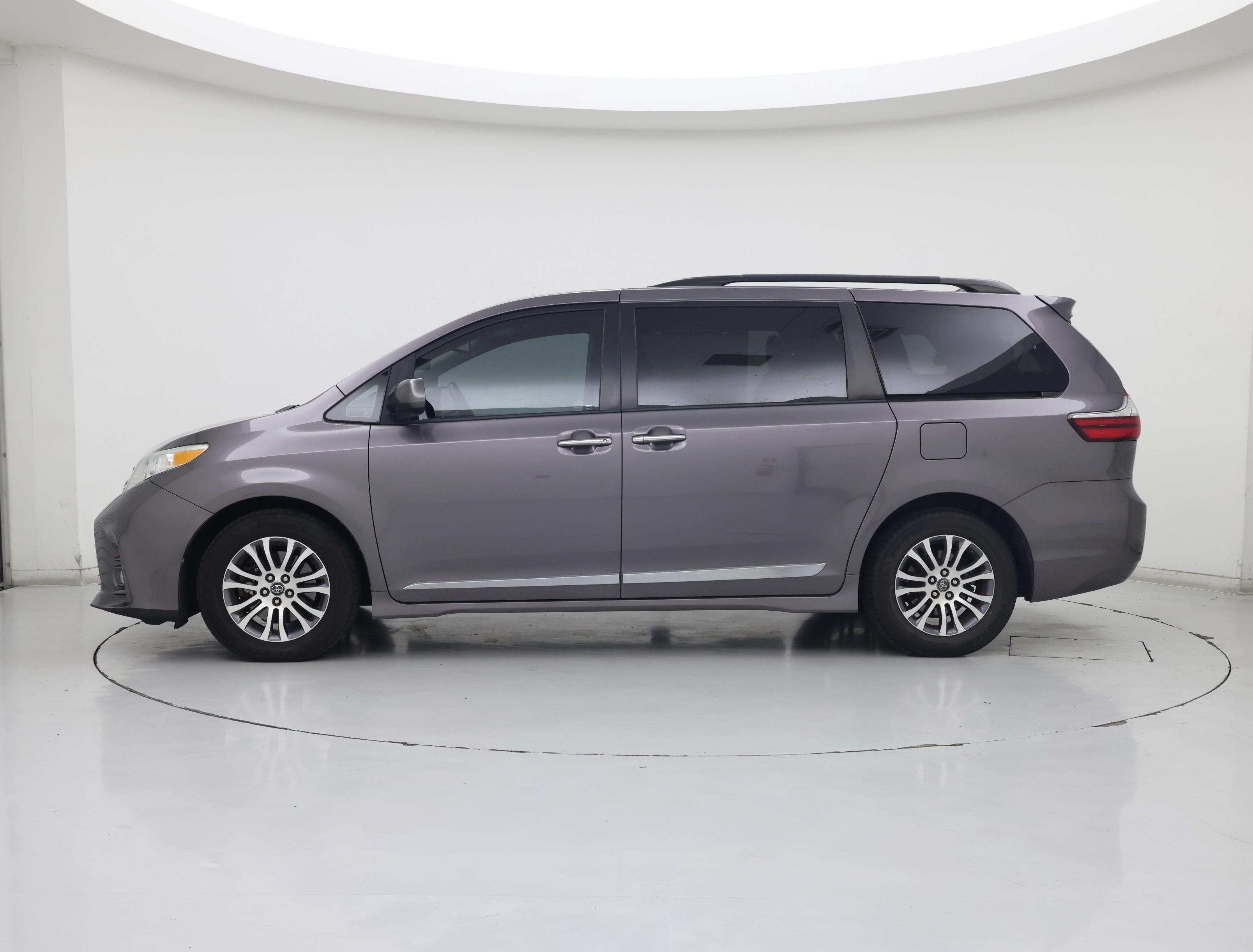 Thumbnail: 2019 Toyota Sienna - 3