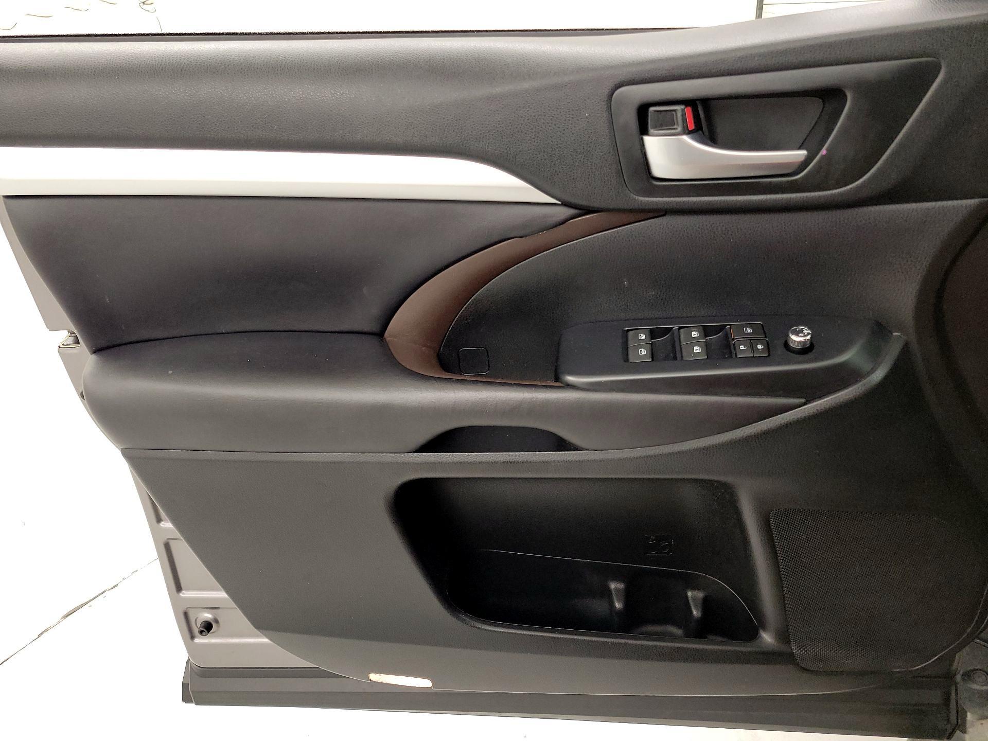 Thumbnail: 2019 Toyota Highlander - 12