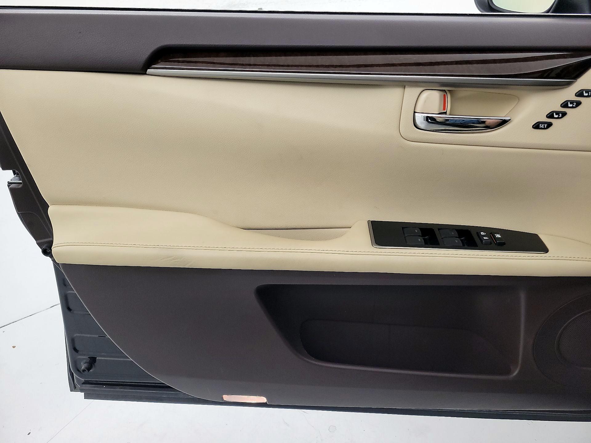 Thumbnail: 2016 Lexus ES - 12