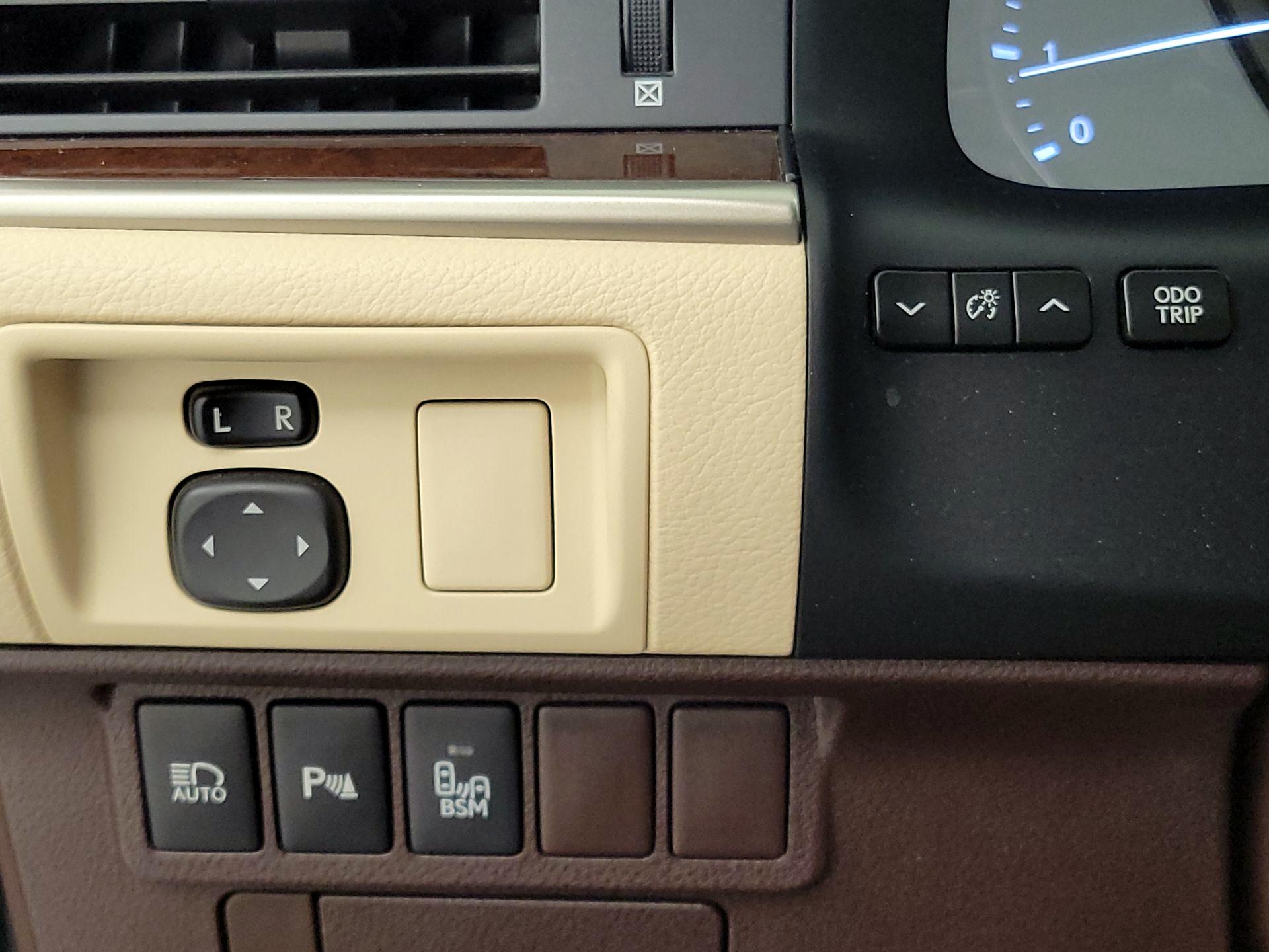 Thumbnail: 2016 Lexus ES - 13