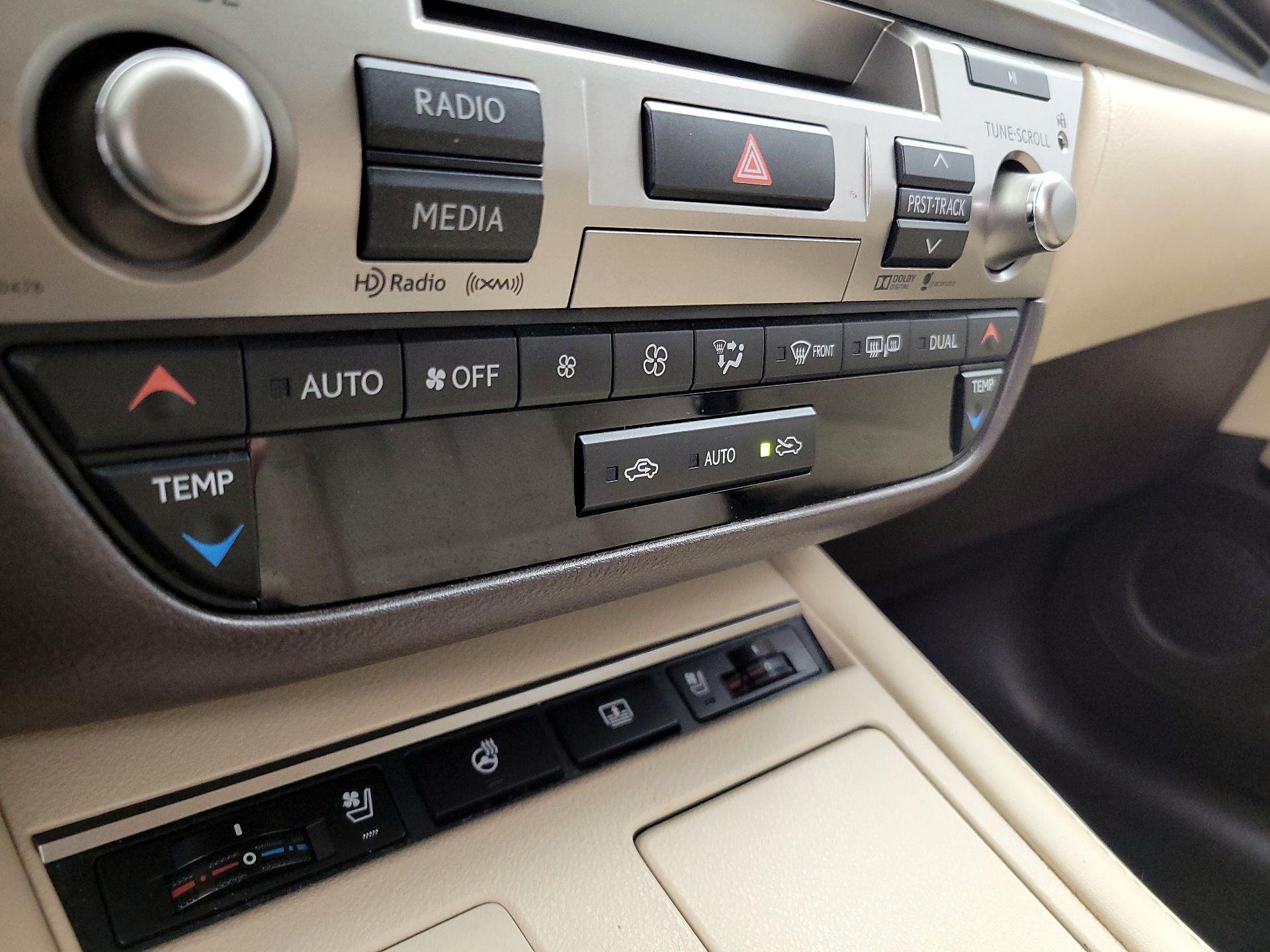 Thumbnail: 2016 Lexus ES - 17