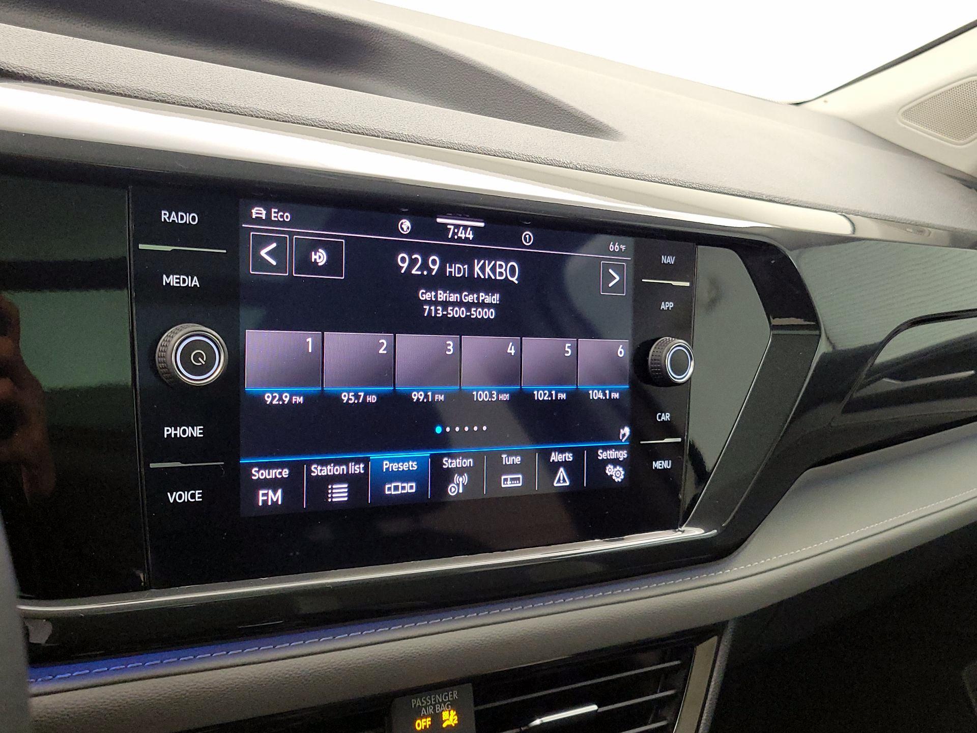 Thumbnail: 2022 Volkswagen Taos - 16