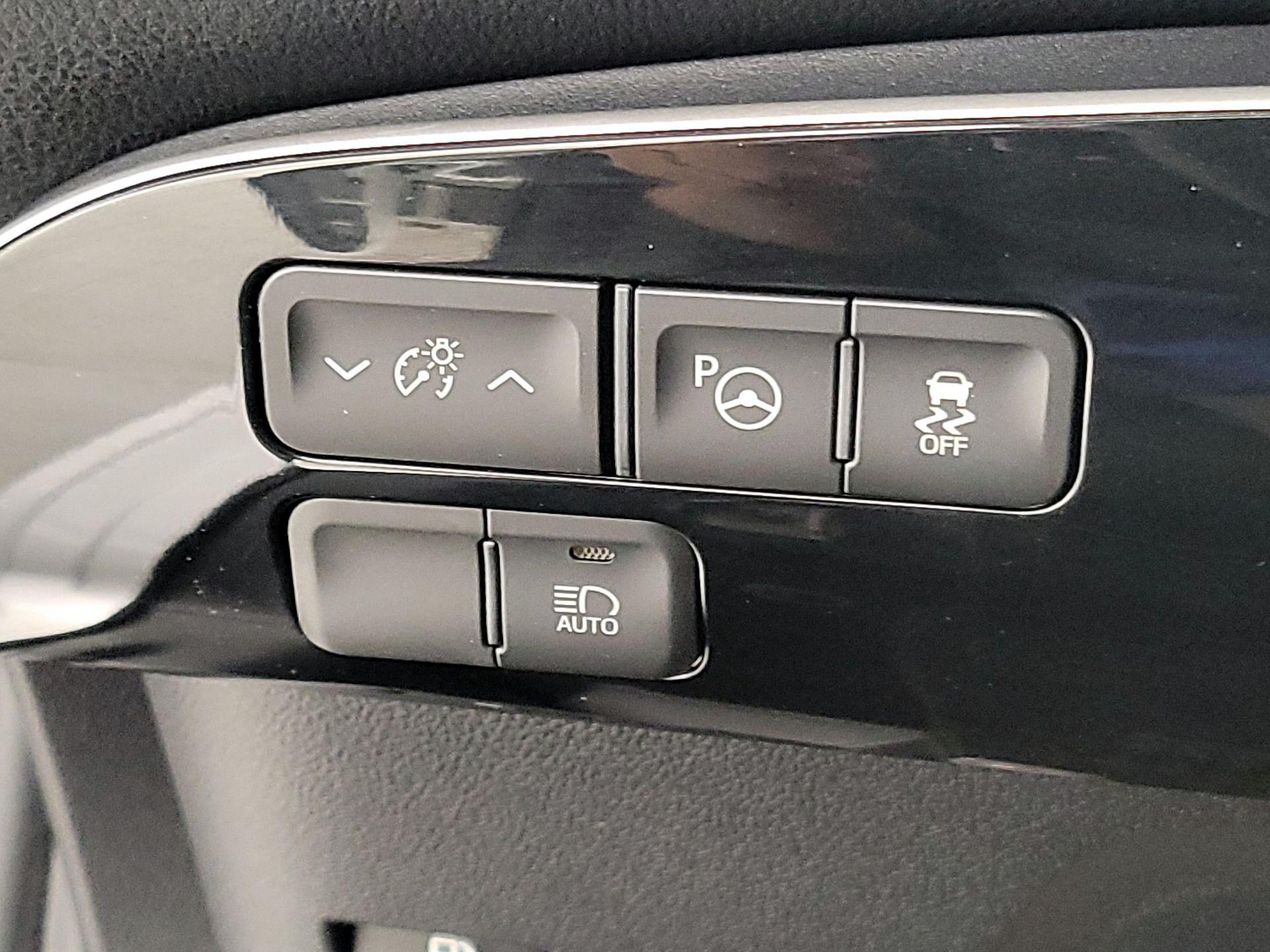 Thumbnail: 2017 Toyota Prius - 13