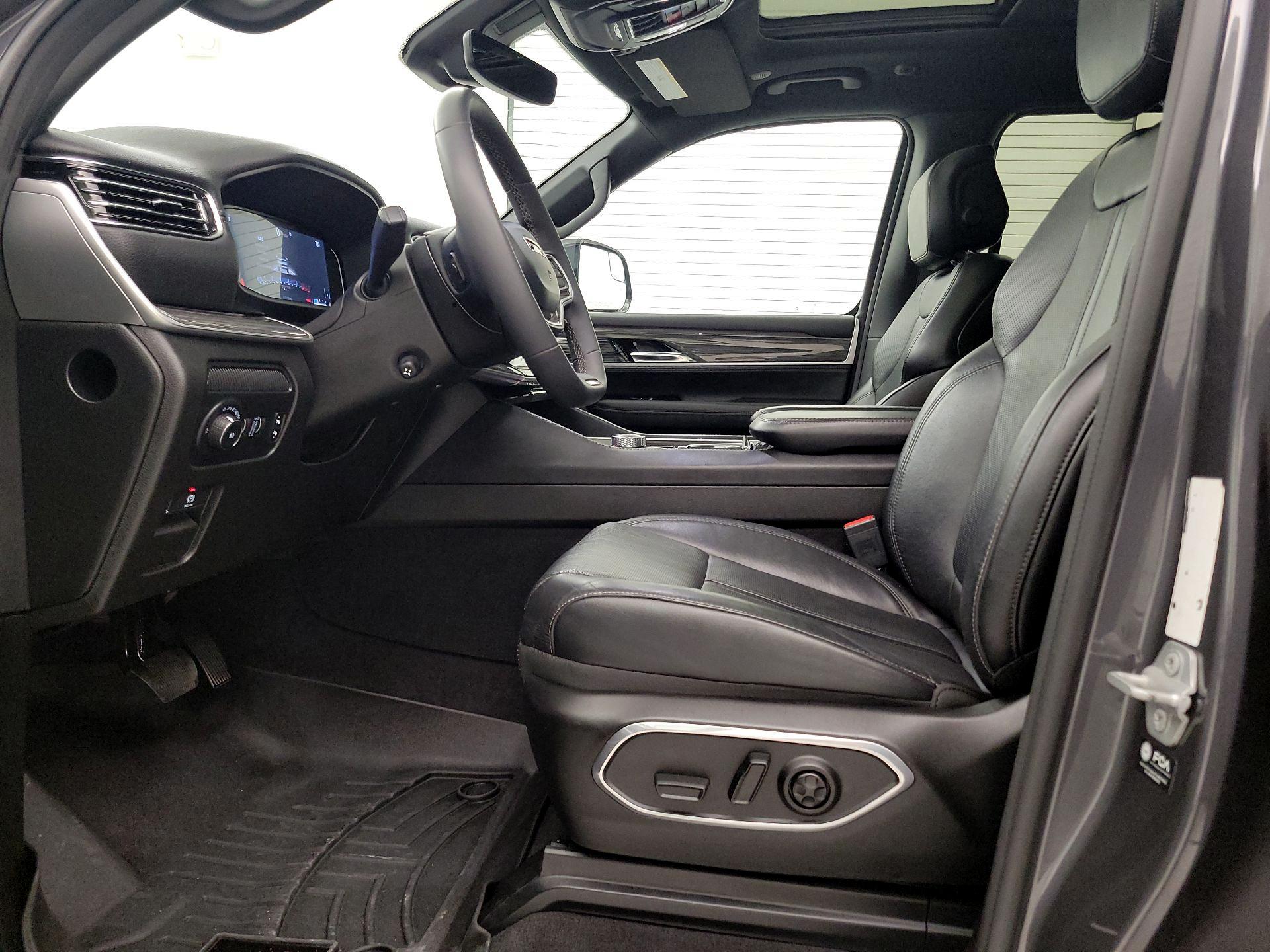 Thumbnail: 2022 Jeep Wagoneer - 11