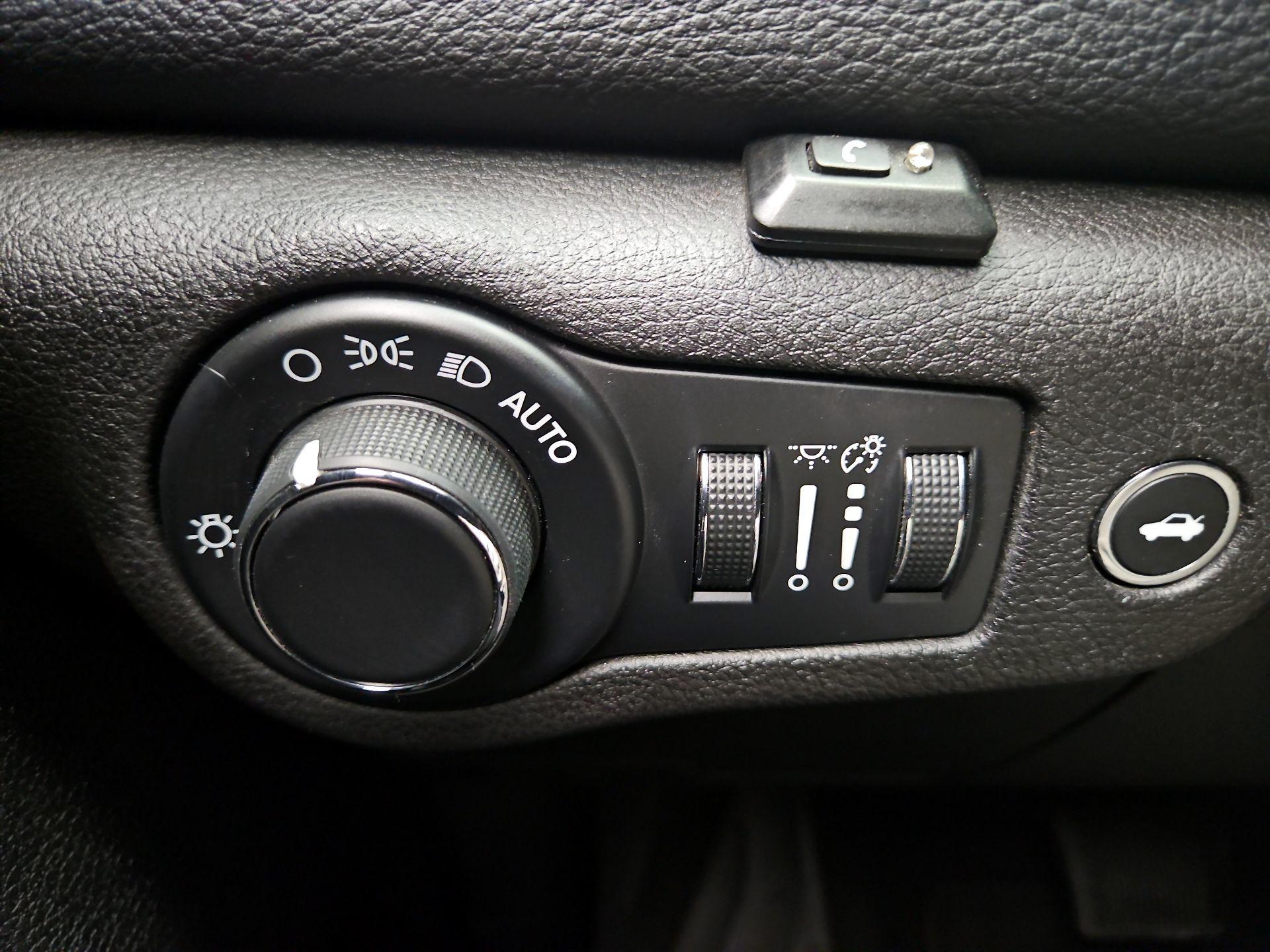 Thumbnail: 2015 Chrysler 200 - 13