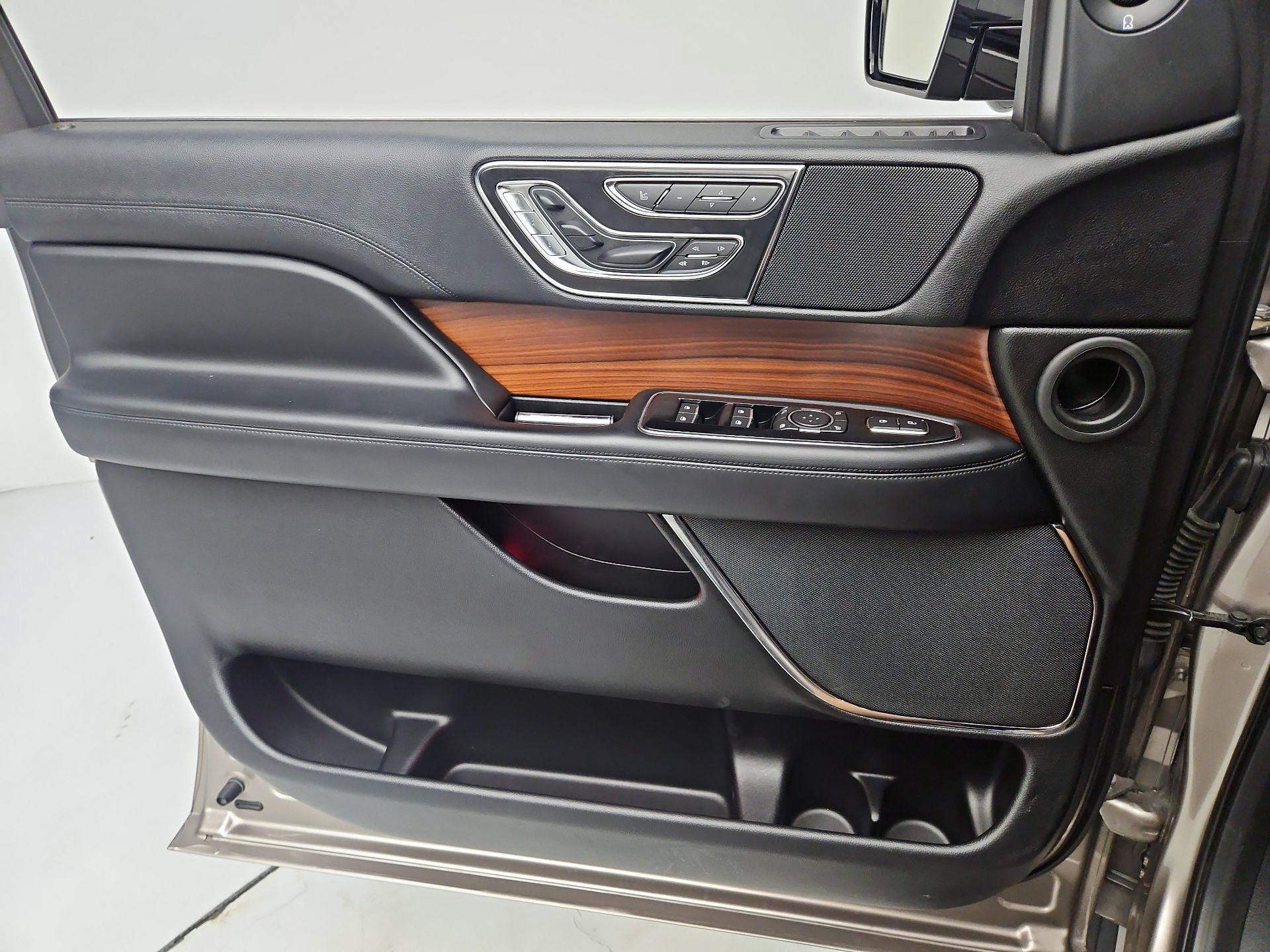 Thumbnail: 2018 Lincoln Navigator - 12