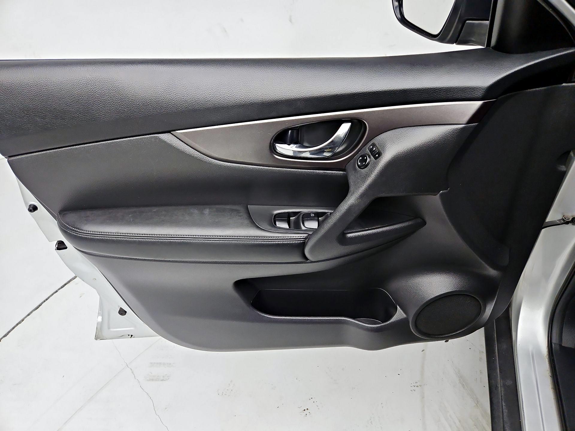Thumbnail: 2015 Nissan Rogue - 12