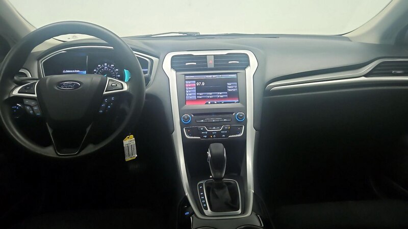 2016 Ford Fusion SE 9