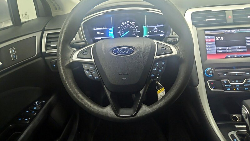 2016 Ford Fusion SE 10