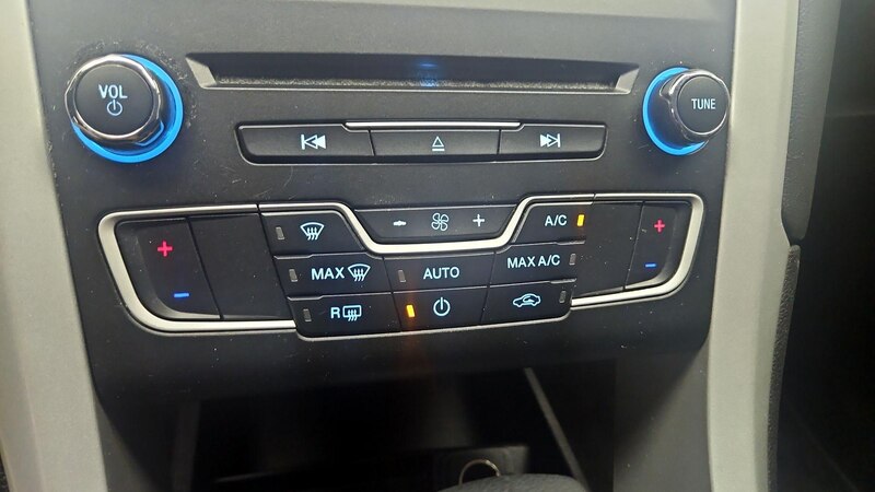 2016 Ford Fusion SE 16