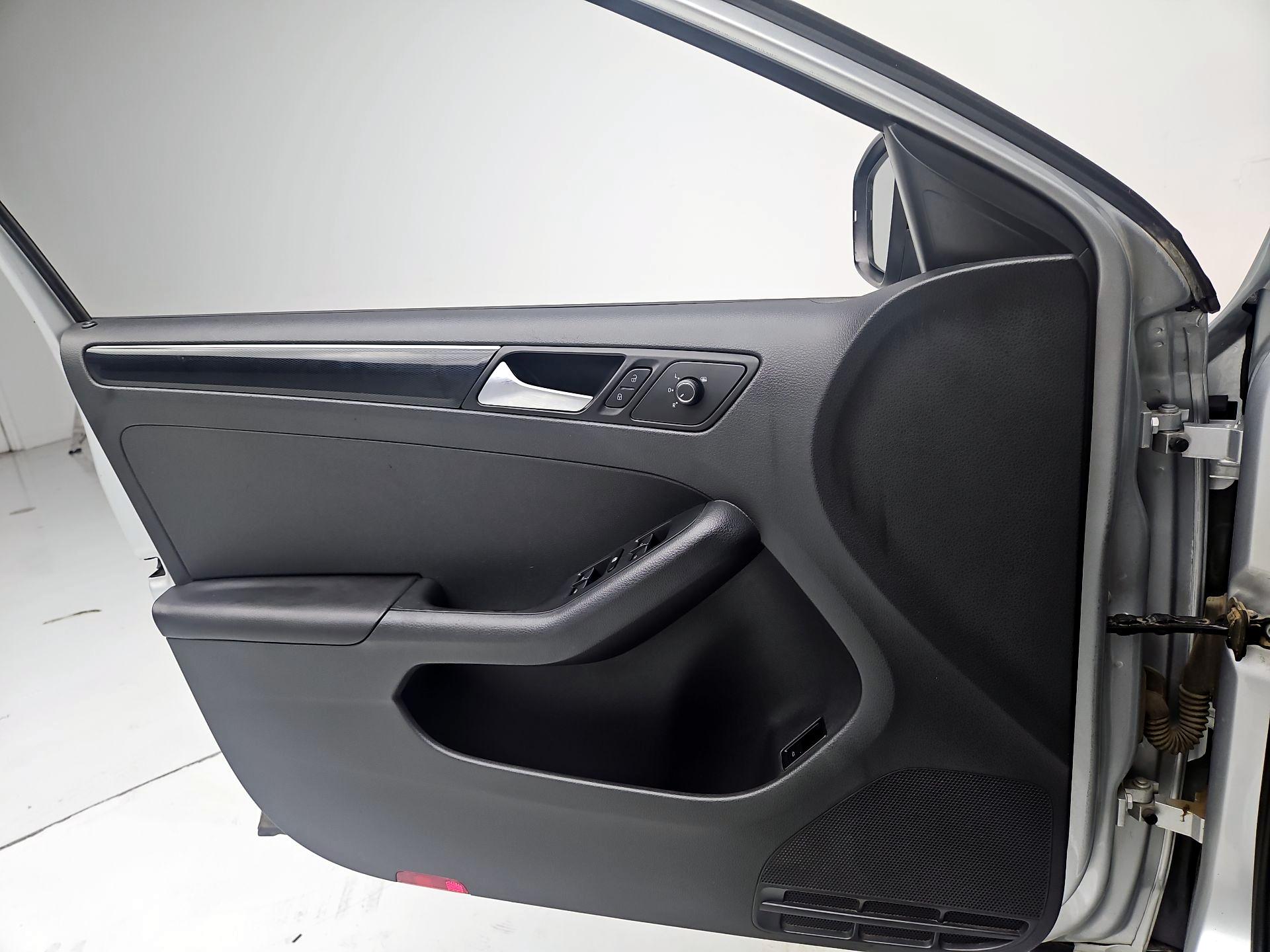 Thumbnail: 2015 Volkswagen Jetta - 12