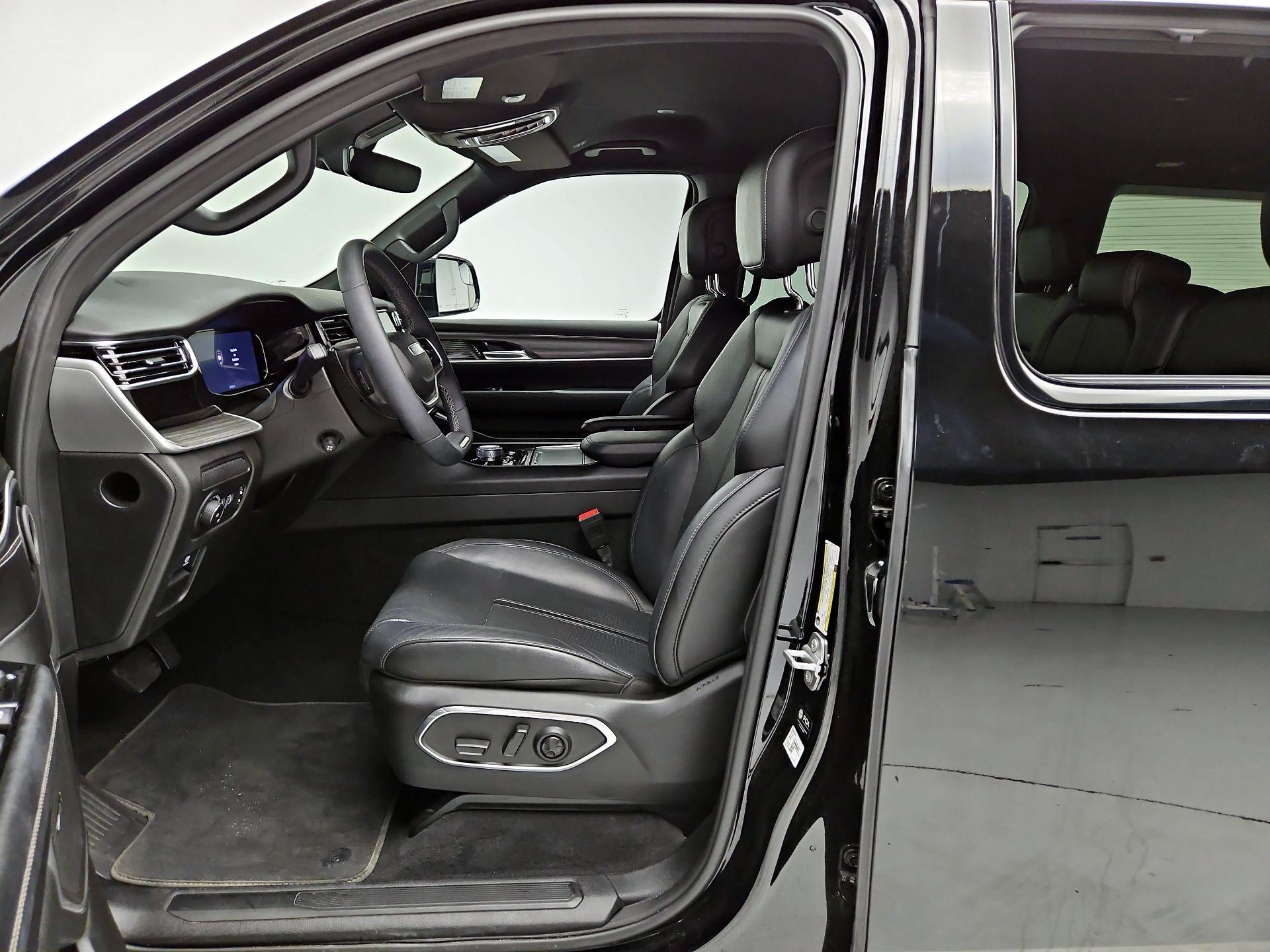 Thumbnail: 2023 Jeep Wagoneer - 11