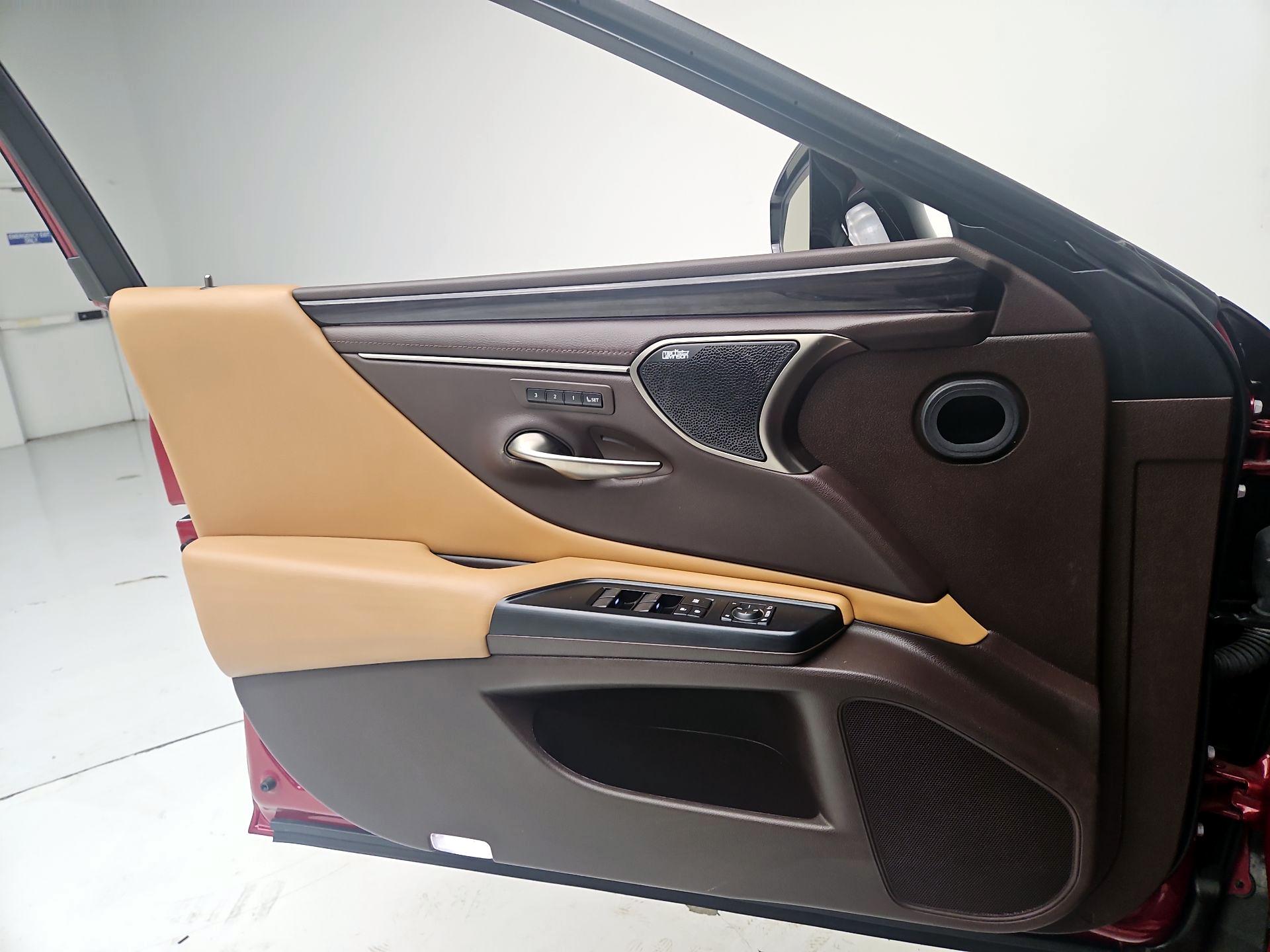 Thumbnail: 2020 Lexus ES - 12