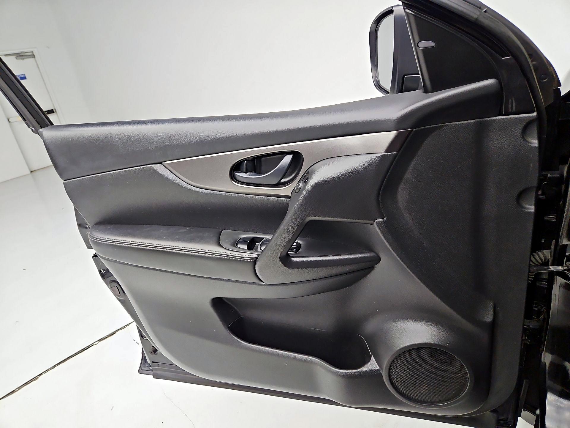 Thumbnail: 2019 Nissan Rogue Sport - 12