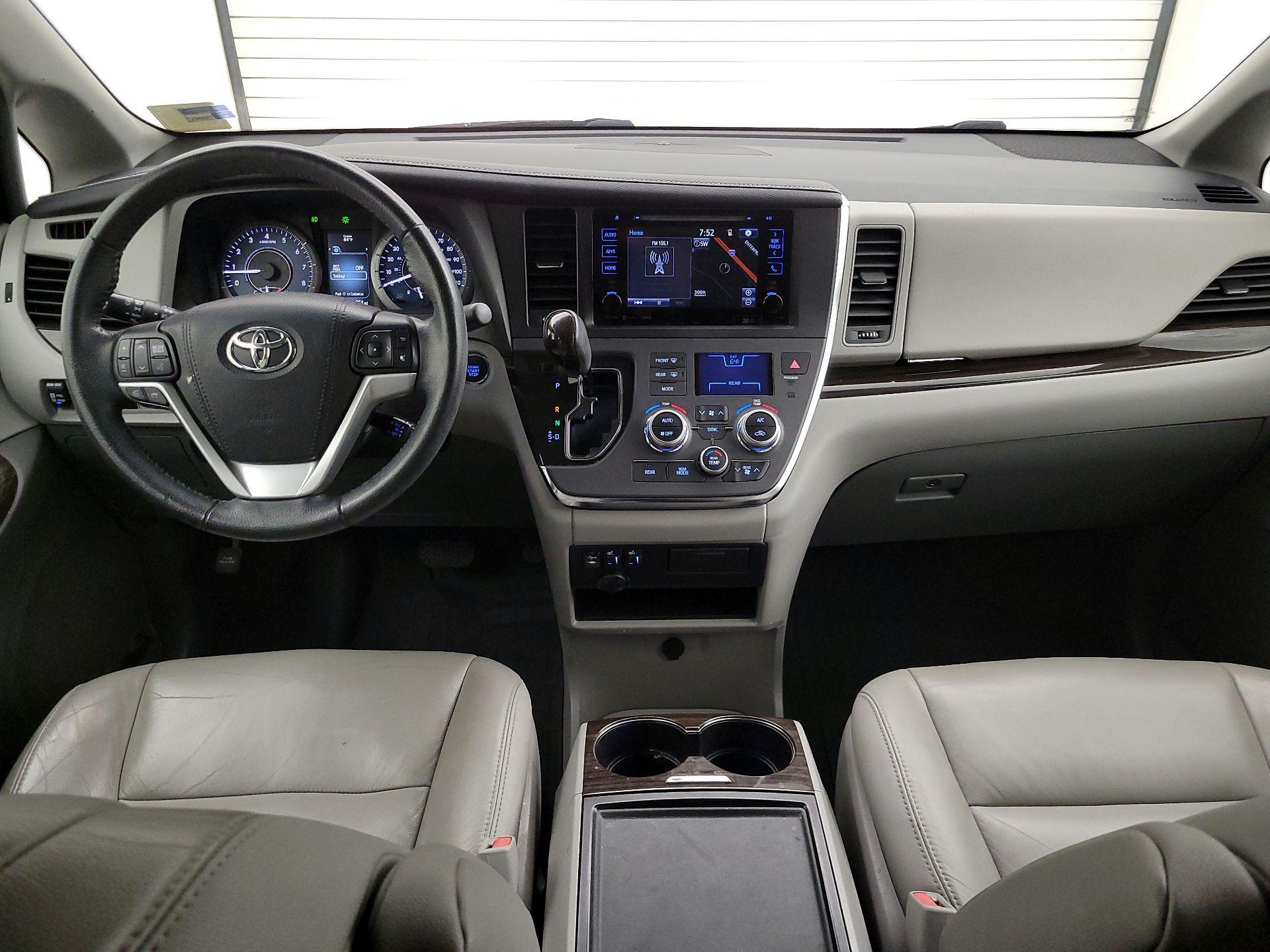 Thumbnail: 2017 Toyota Sienna - 9