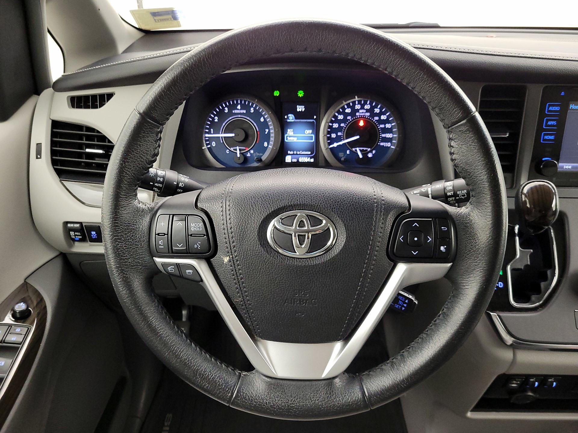 Thumbnail: 2017 Toyota Sienna - 10