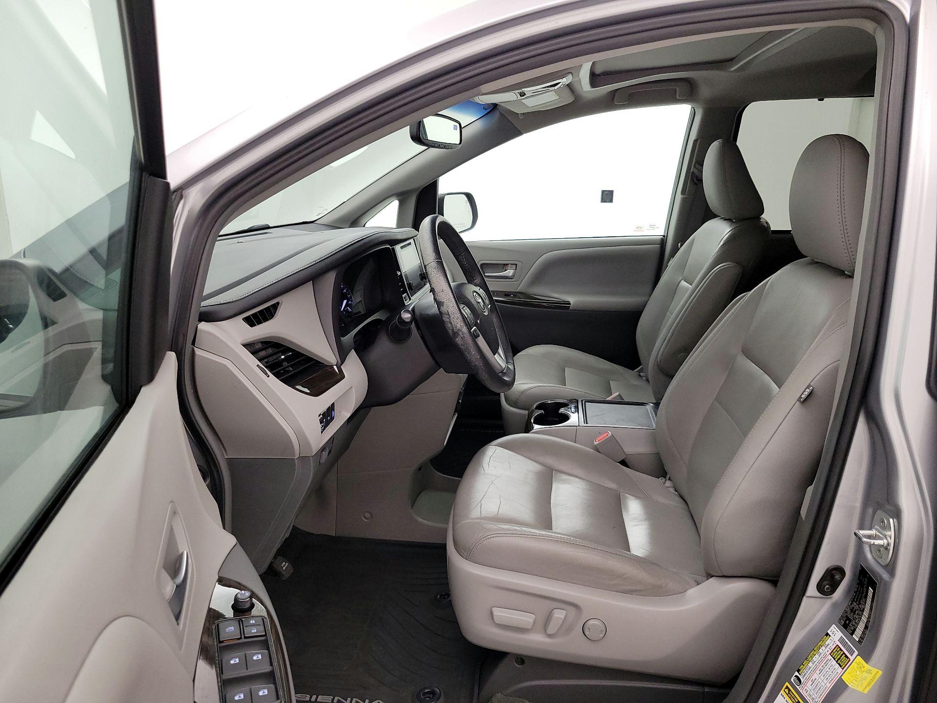 Thumbnail: 2017 Toyota Sienna - 11
