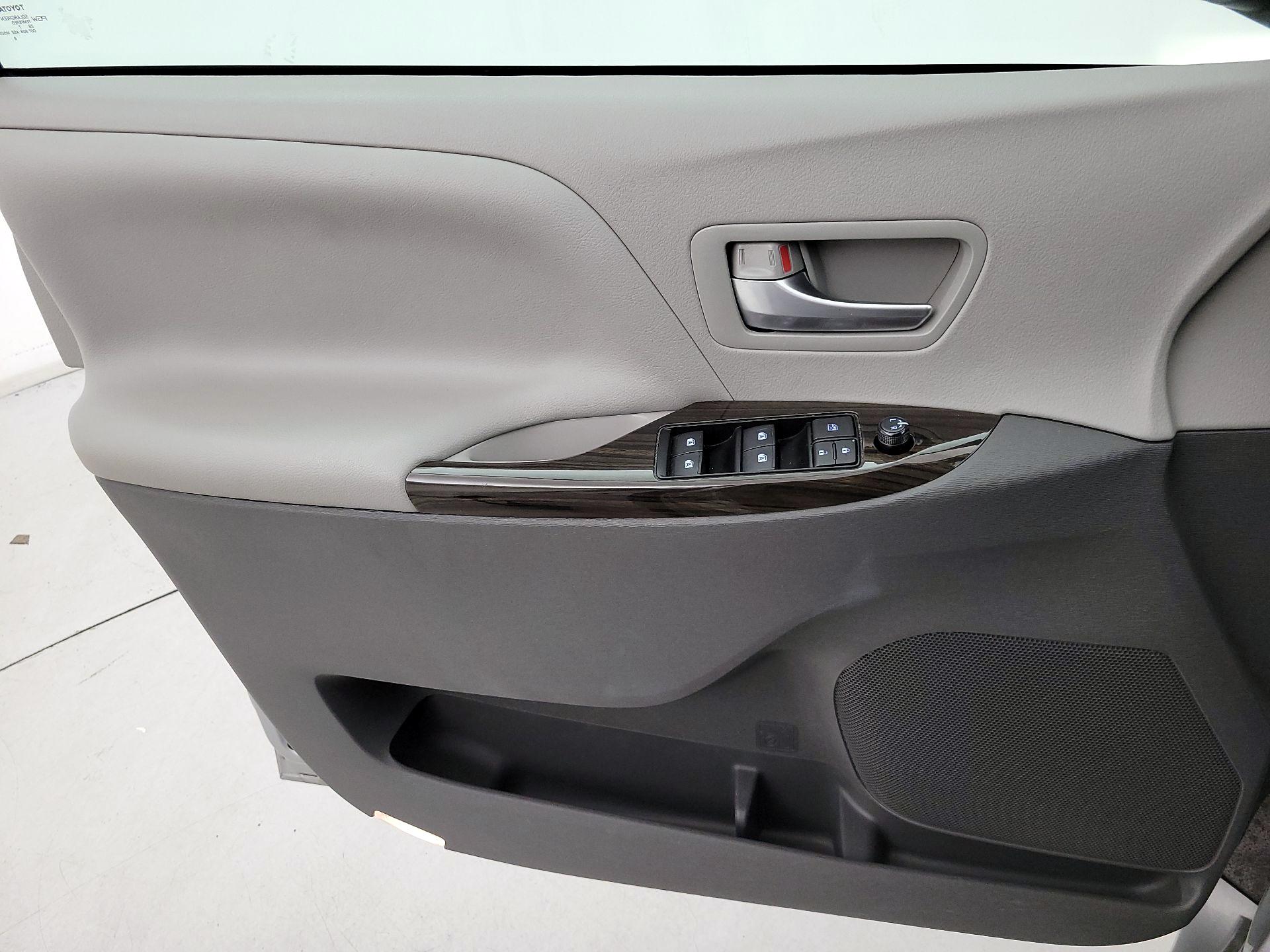 Thumbnail: 2017 Toyota Sienna - 12
