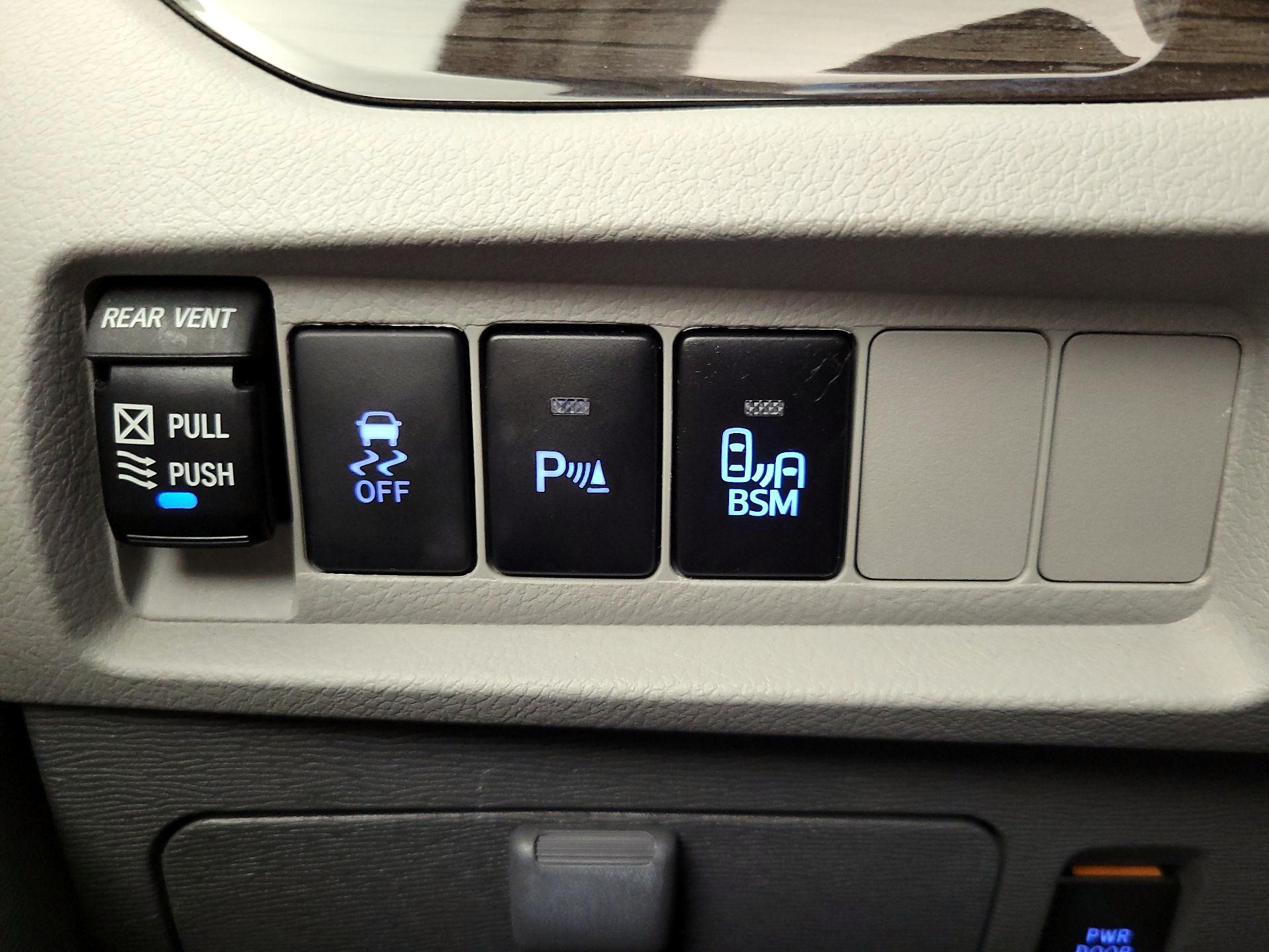 Thumbnail: 2017 Toyota Sienna - 13