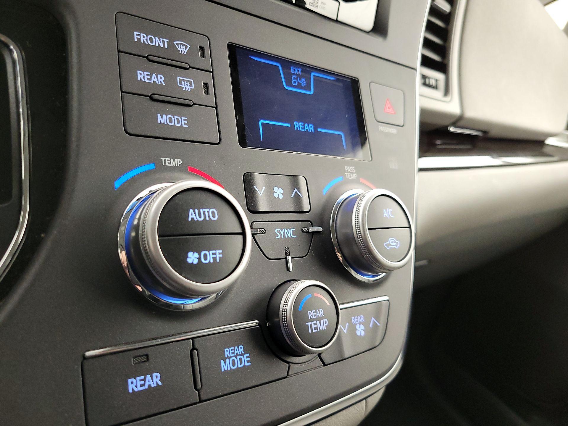Thumbnail: 2017 Toyota Sienna - 17