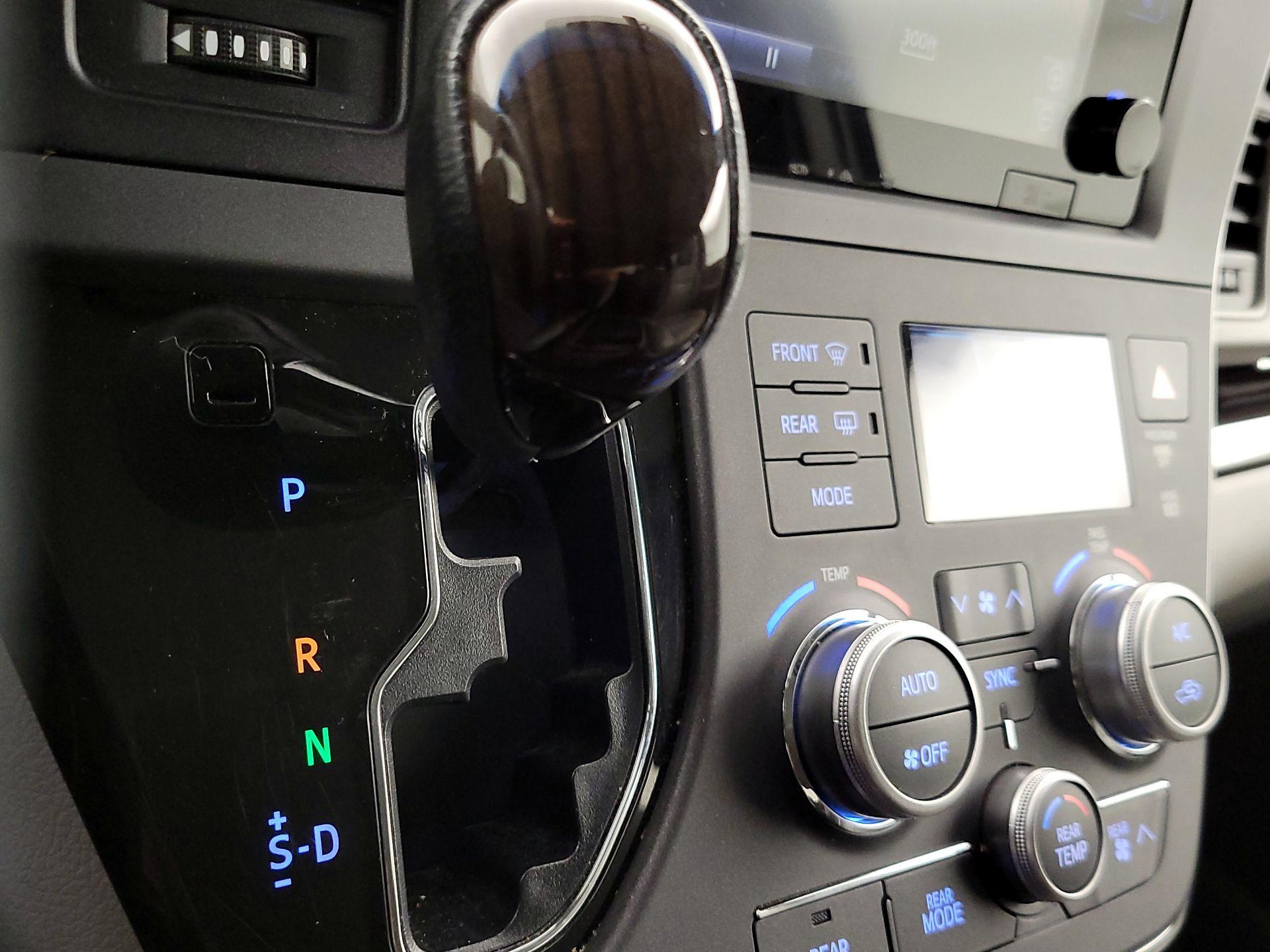Thumbnail: 2017 Toyota Sienna - 18