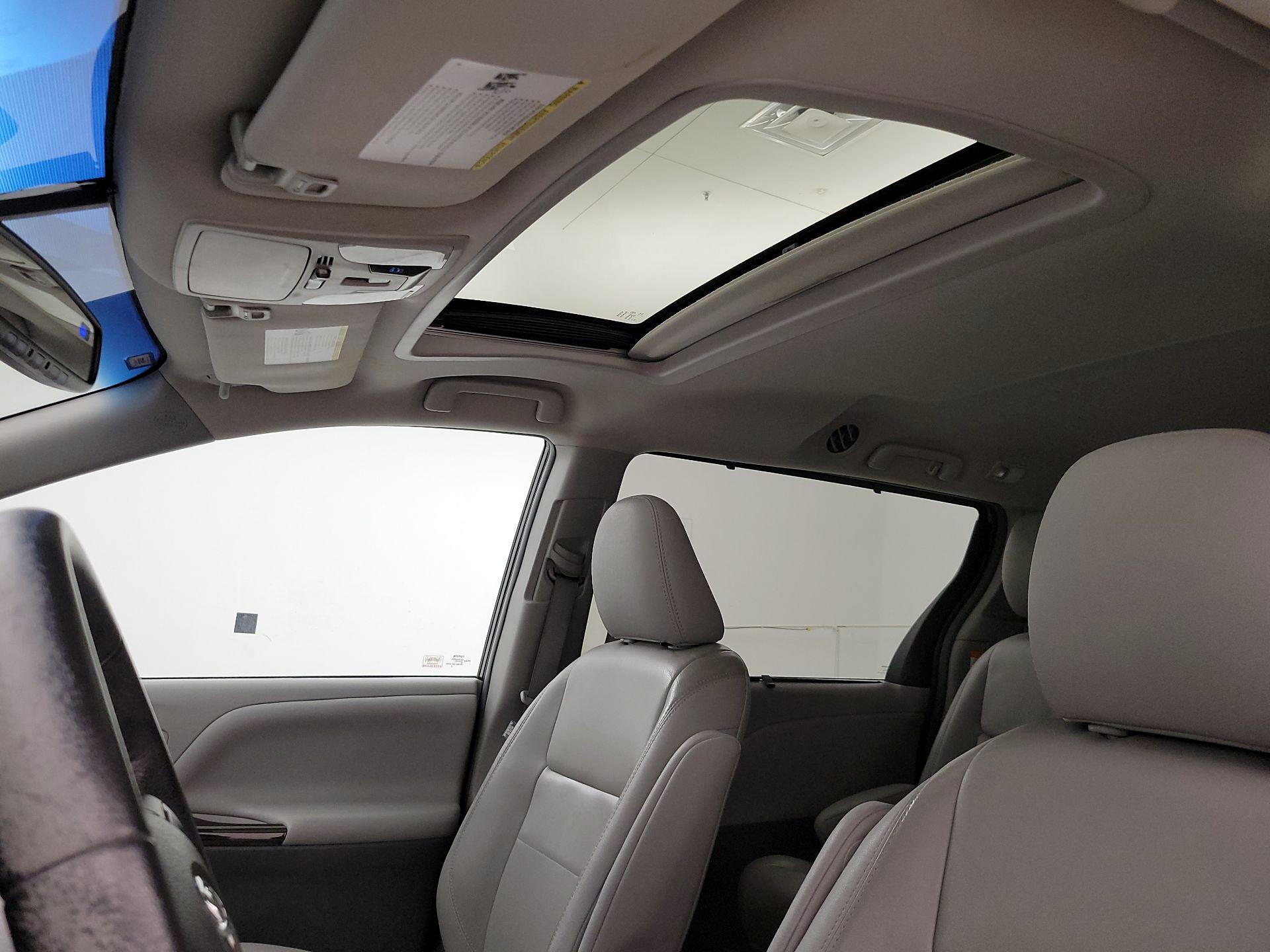 Thumbnail: 2017 Toyota Sienna - 19
