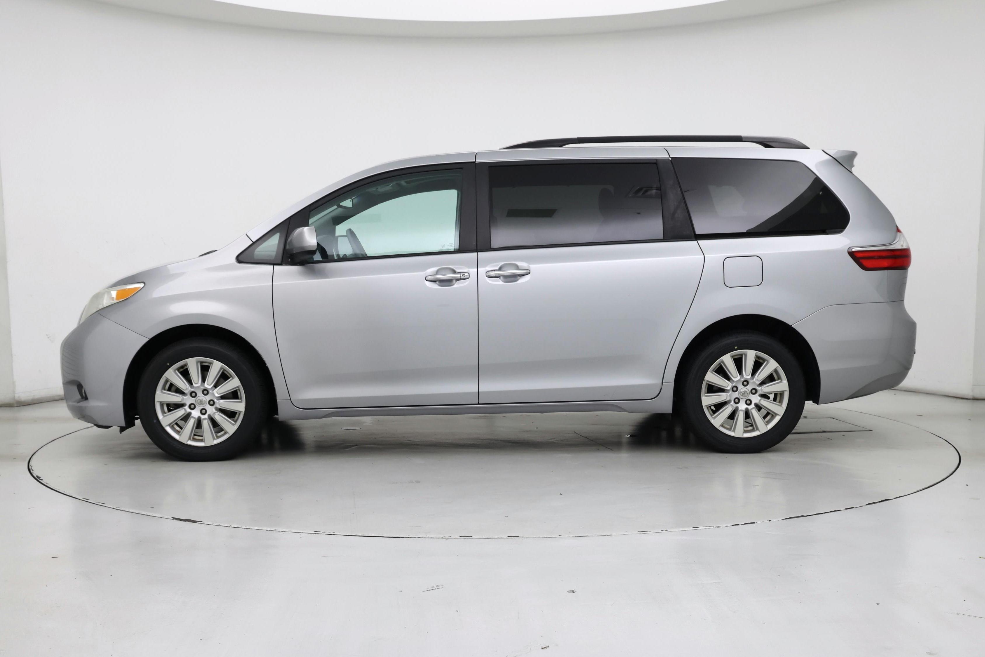 Thumbnail: 2017 Toyota Sienna - 3