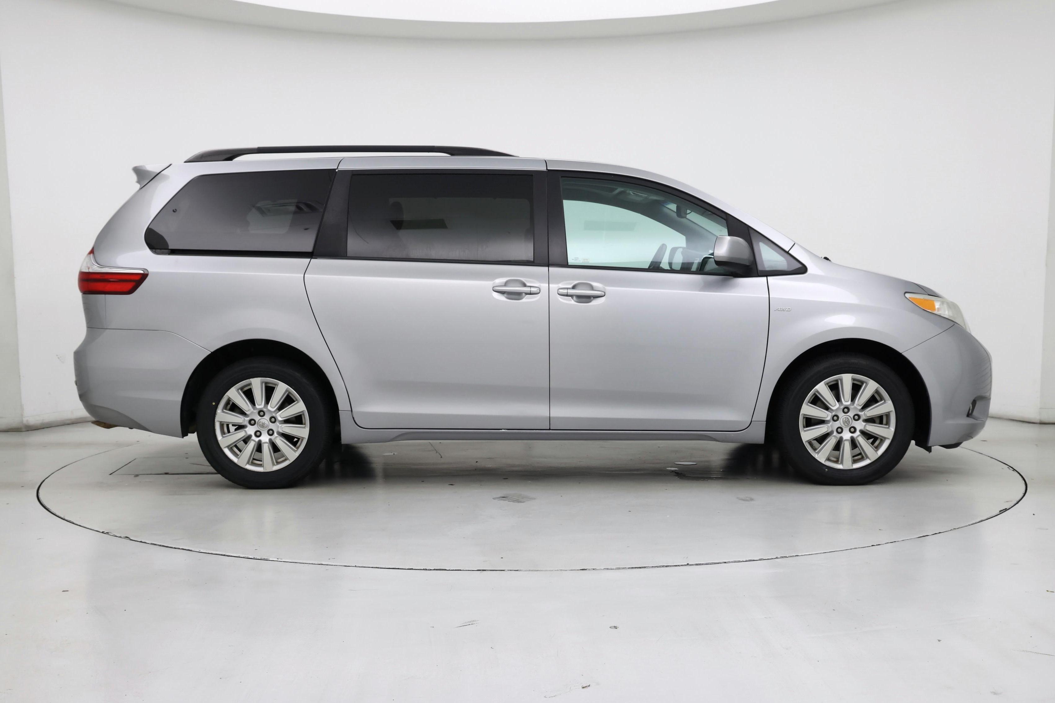 Thumbnail: 2017 Toyota Sienna - 7