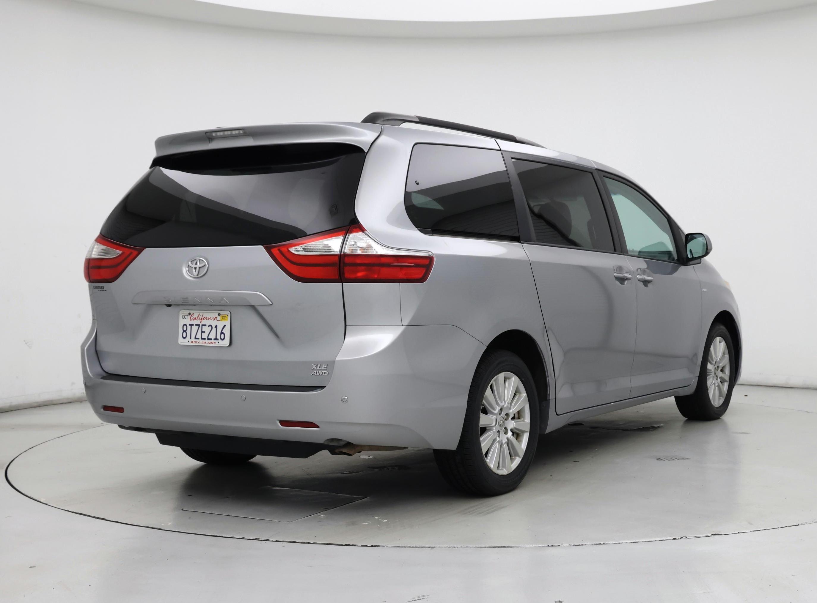 Thumbnail: 2017 Toyota Sienna - 8