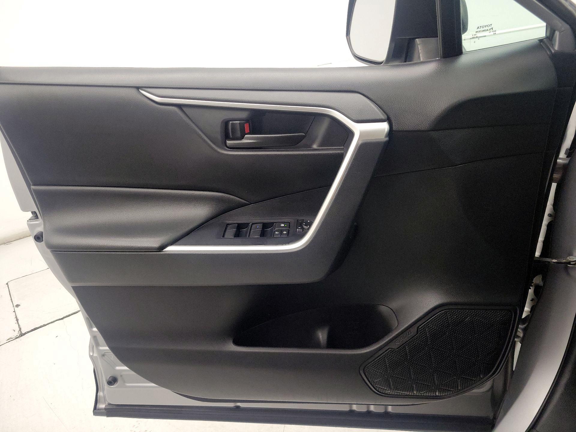 Thumbnail: 2020 Toyota RAV4 - 12