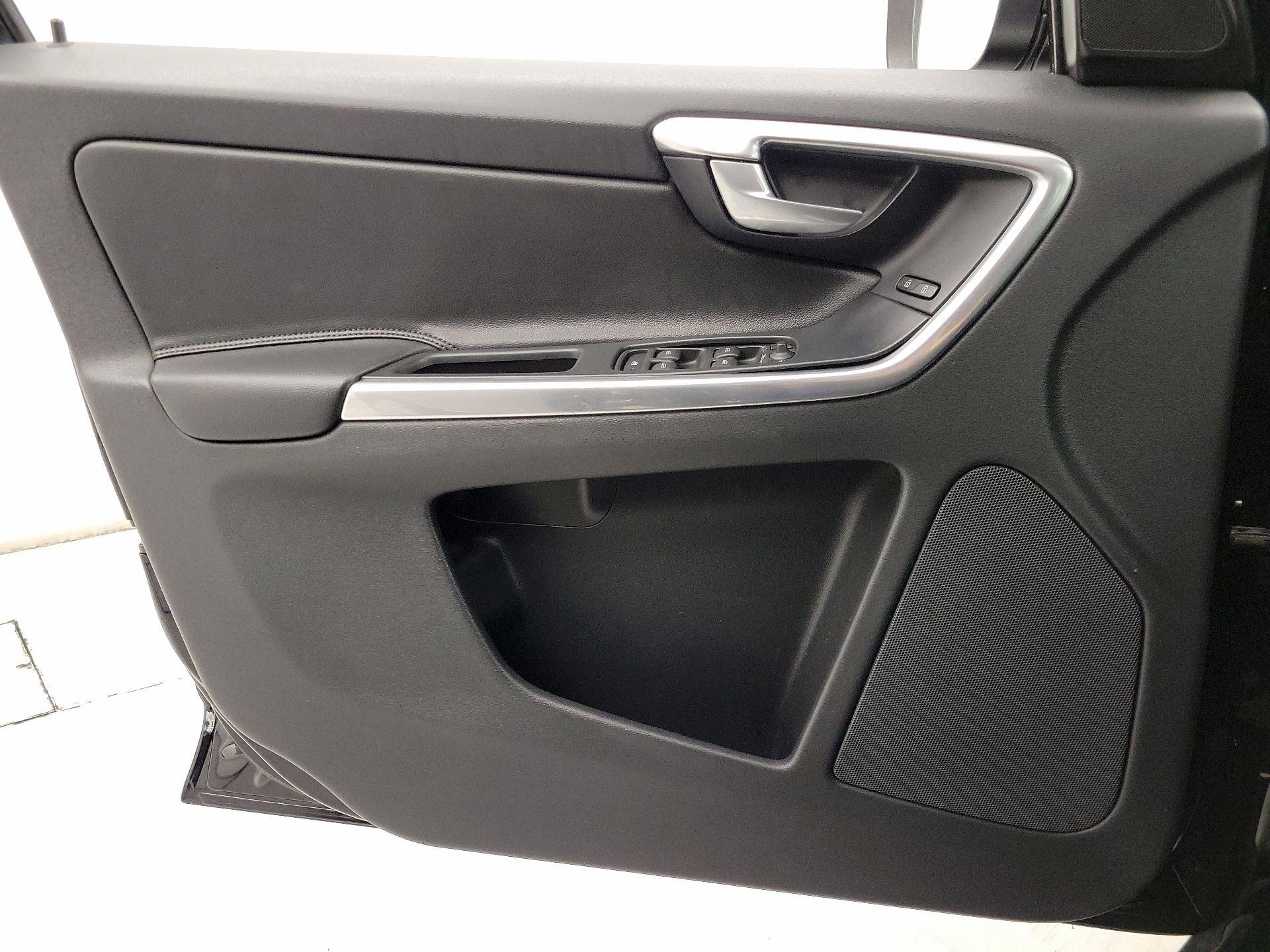 Thumbnail: 2016 Volvo XC60 - 12