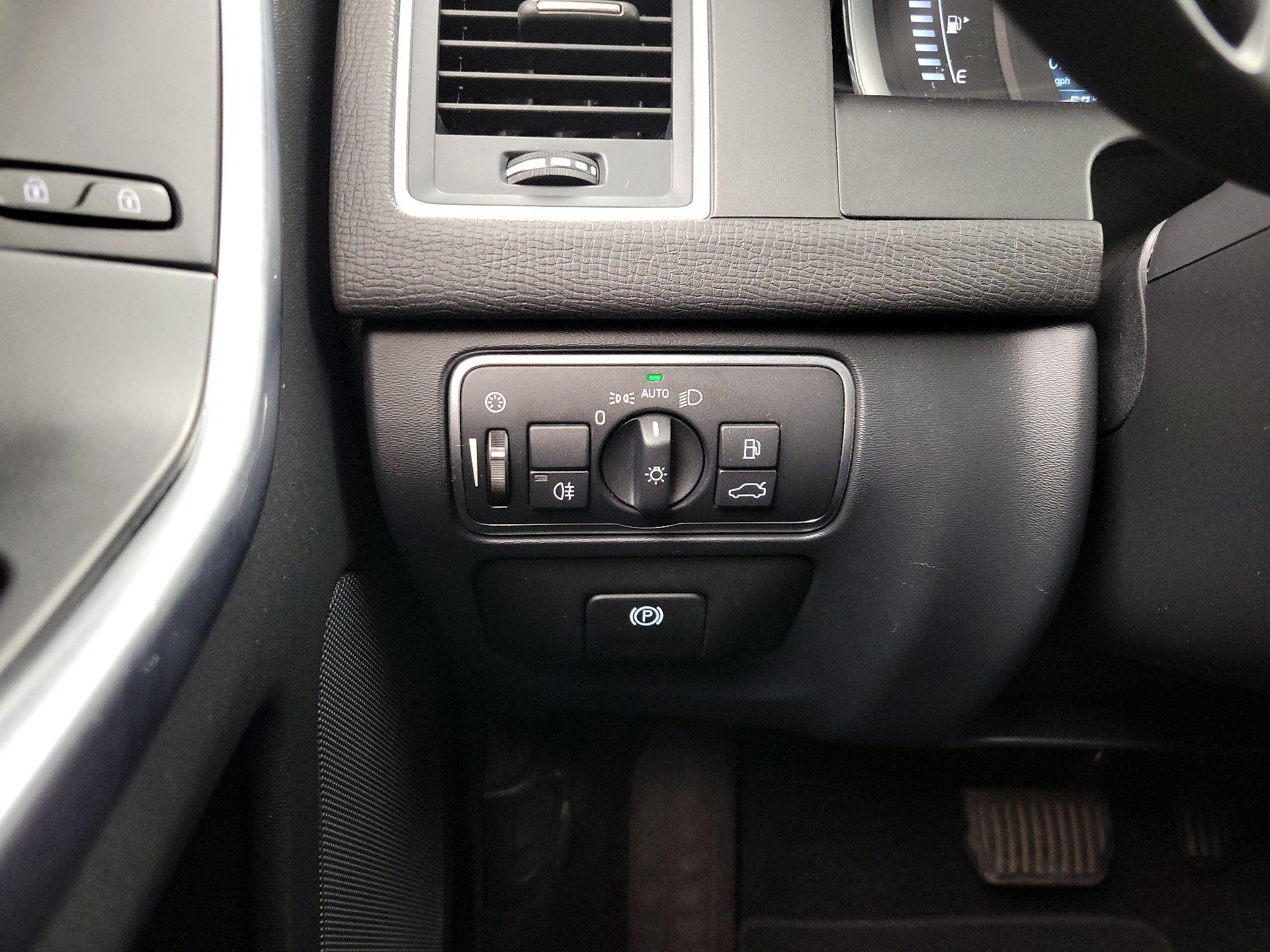 Thumbnail: 2016 Volvo XC60 - 13