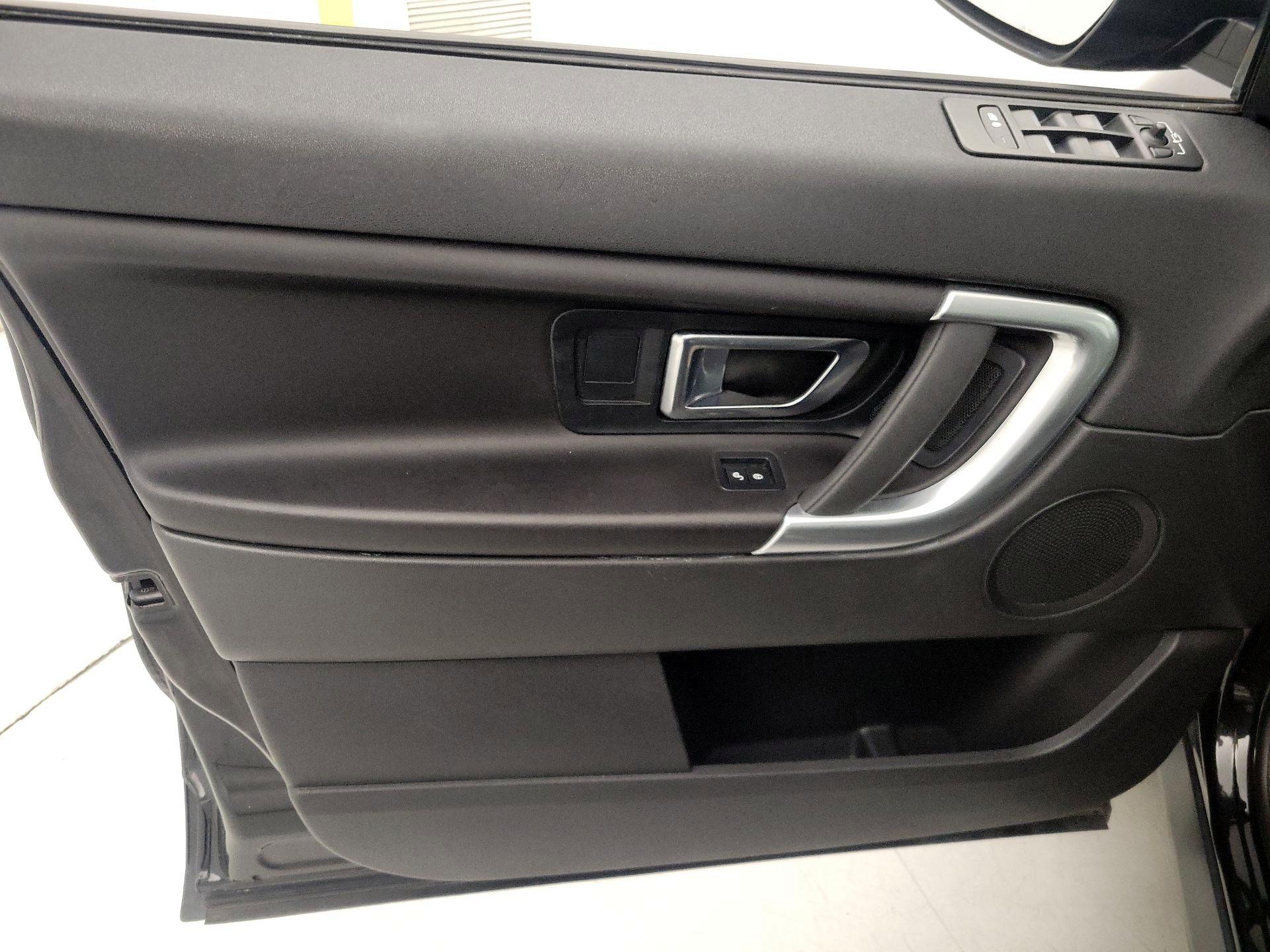 Thumbnail: 2017 Land Rover Discovery Sport - 12