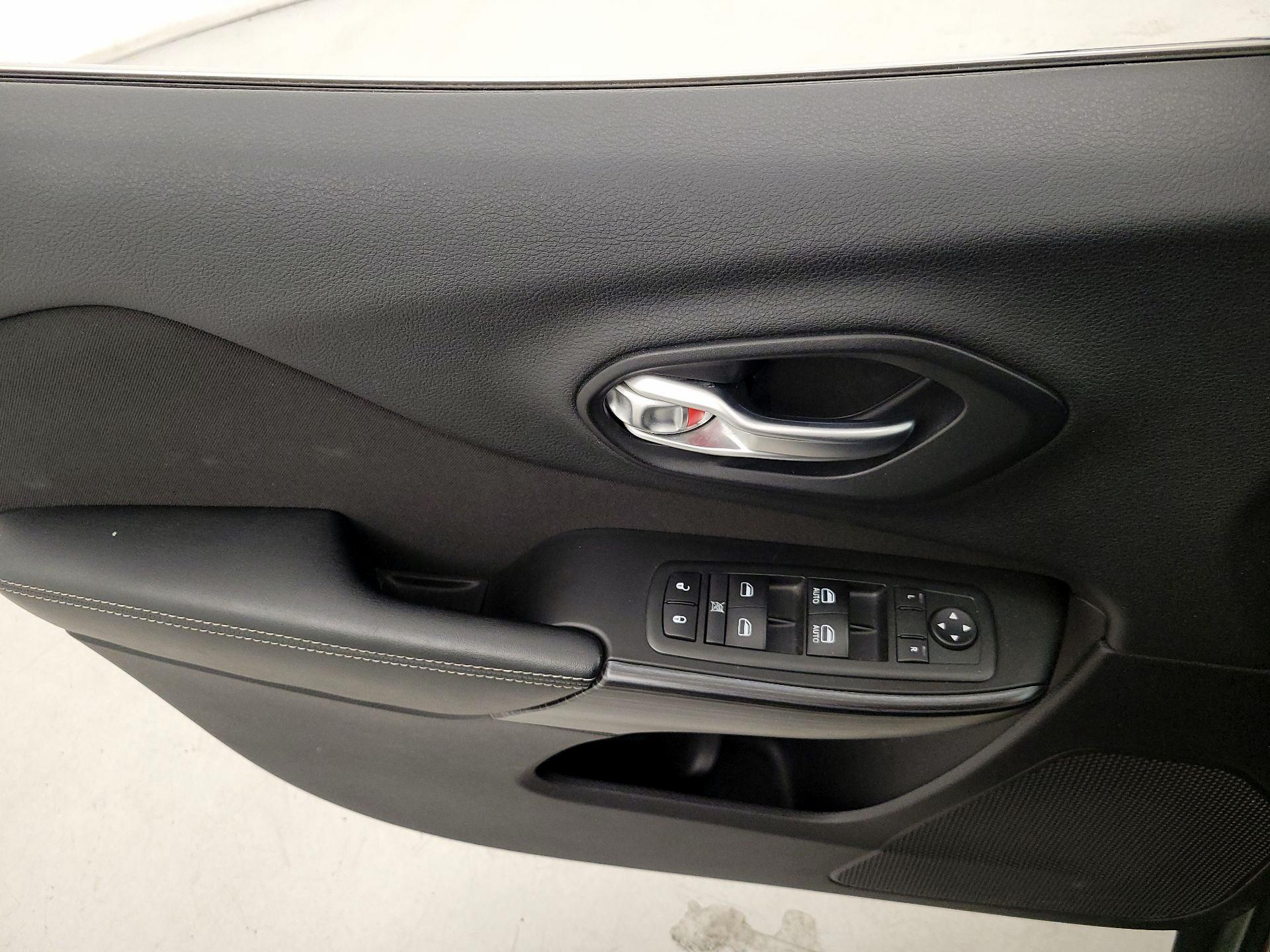 Thumbnail: 2014 Jeep Cherokee - 12