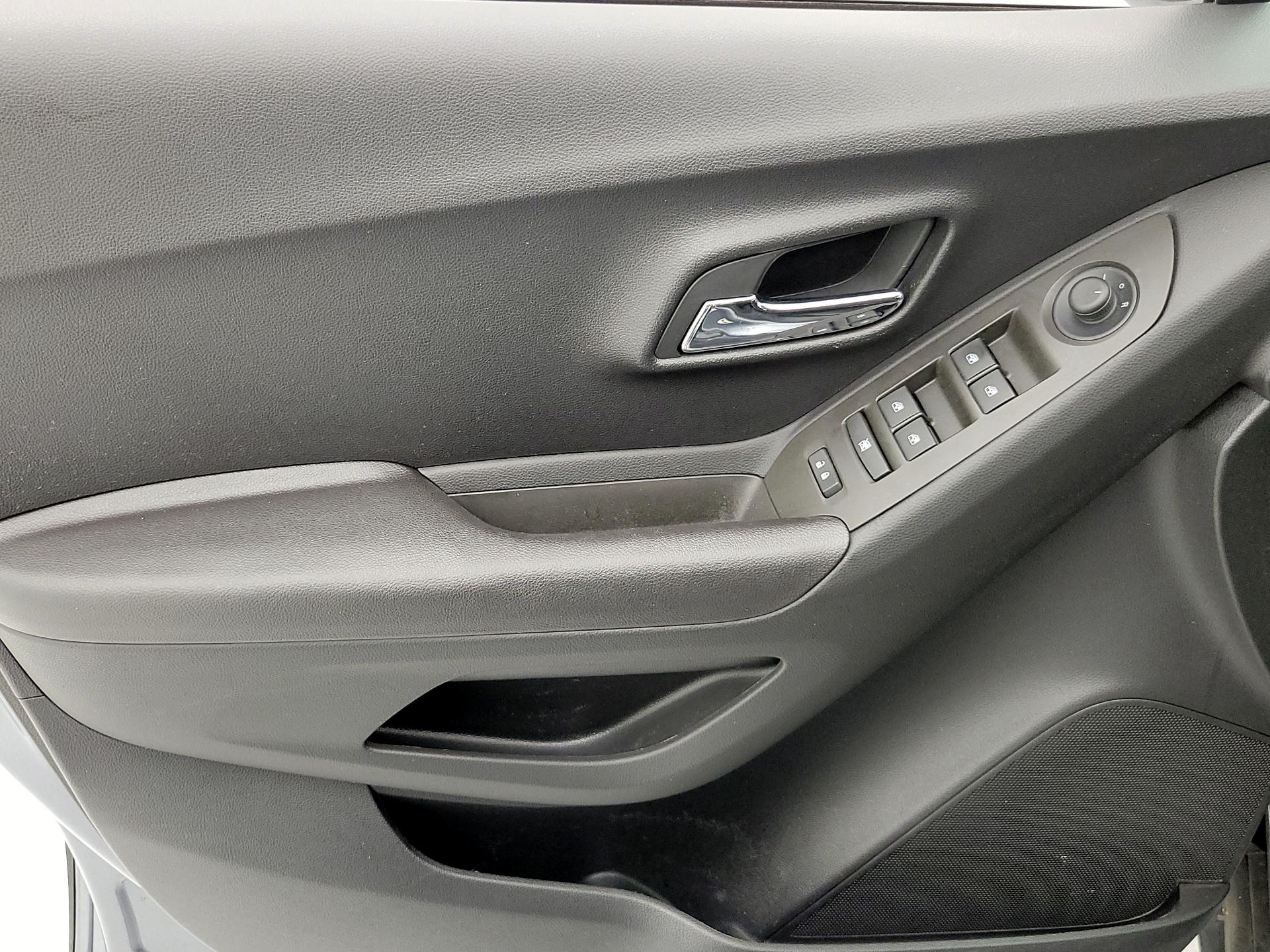 Thumbnail: 2015 Chevrolet Trax - 12