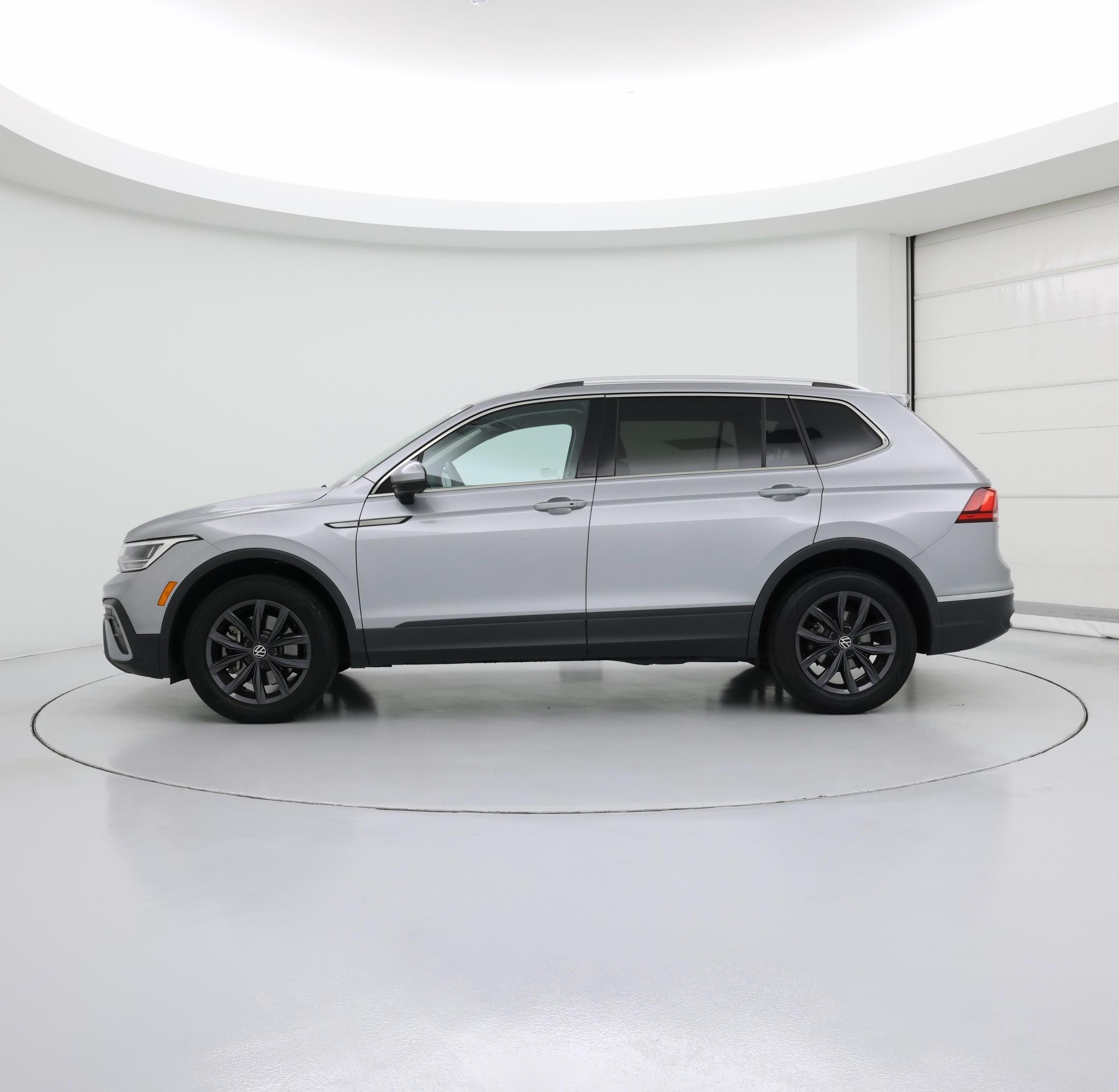 Thumbnail: 2022 Volkswagen Tiguan - 3