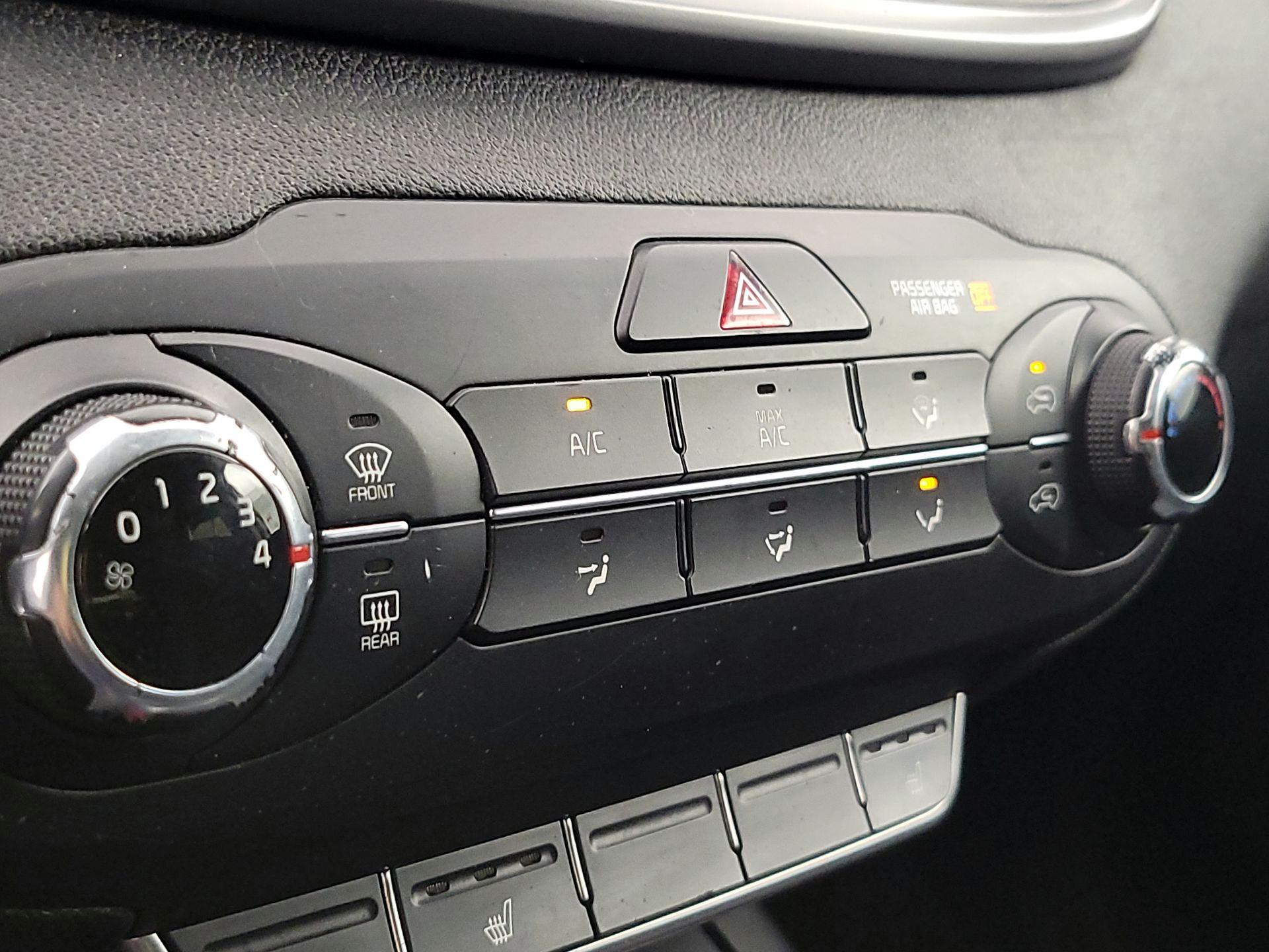 Thumbnail: 2016 Kia Sorento - 16