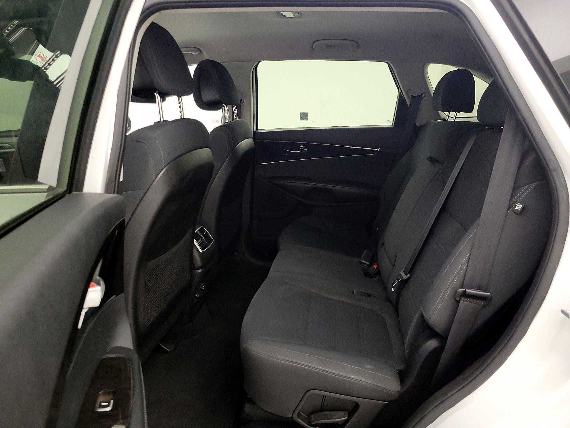 Thumbnail: 2016 Kia Sorento - 18