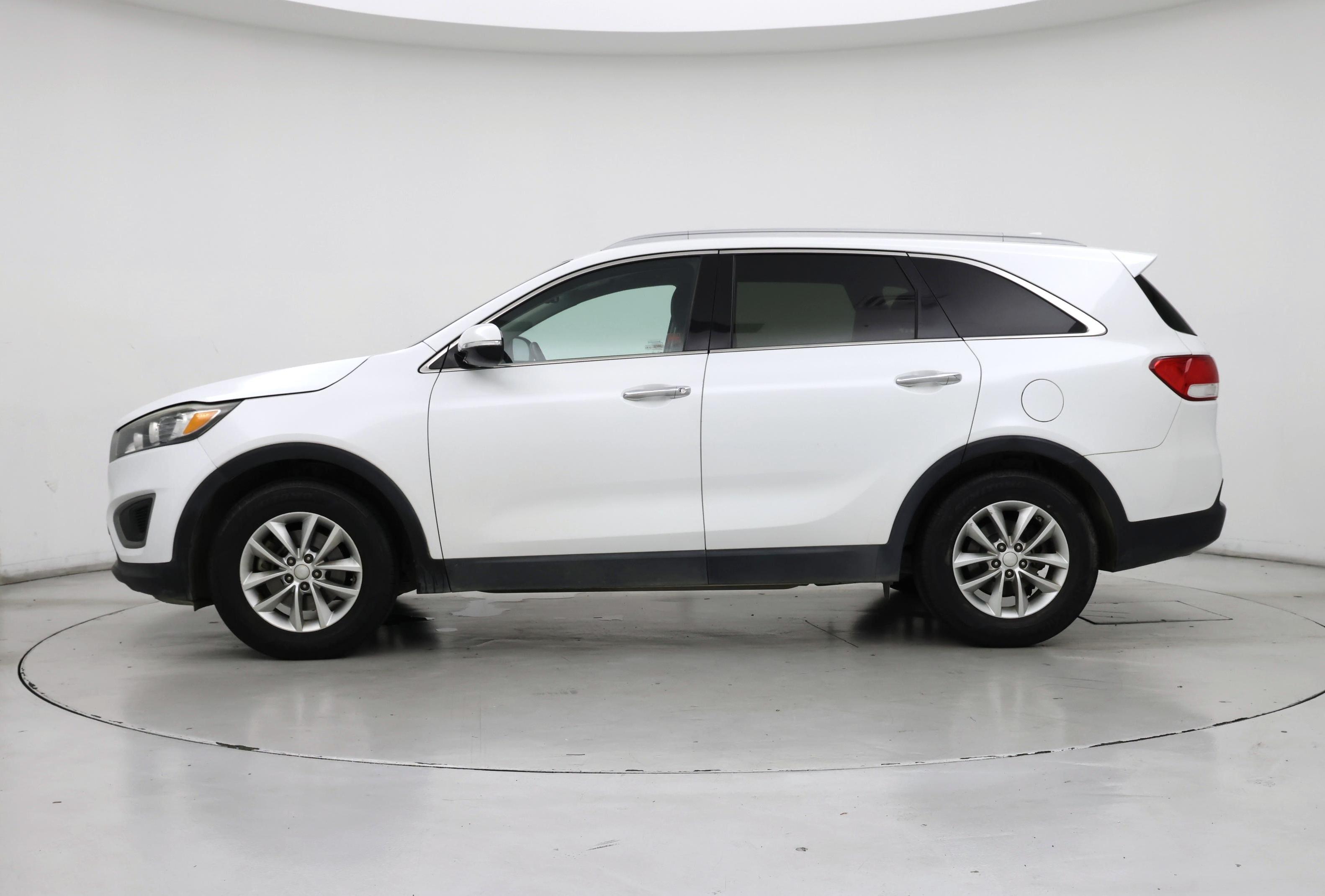 Thumbnail: 2016 Kia Sorento - 3