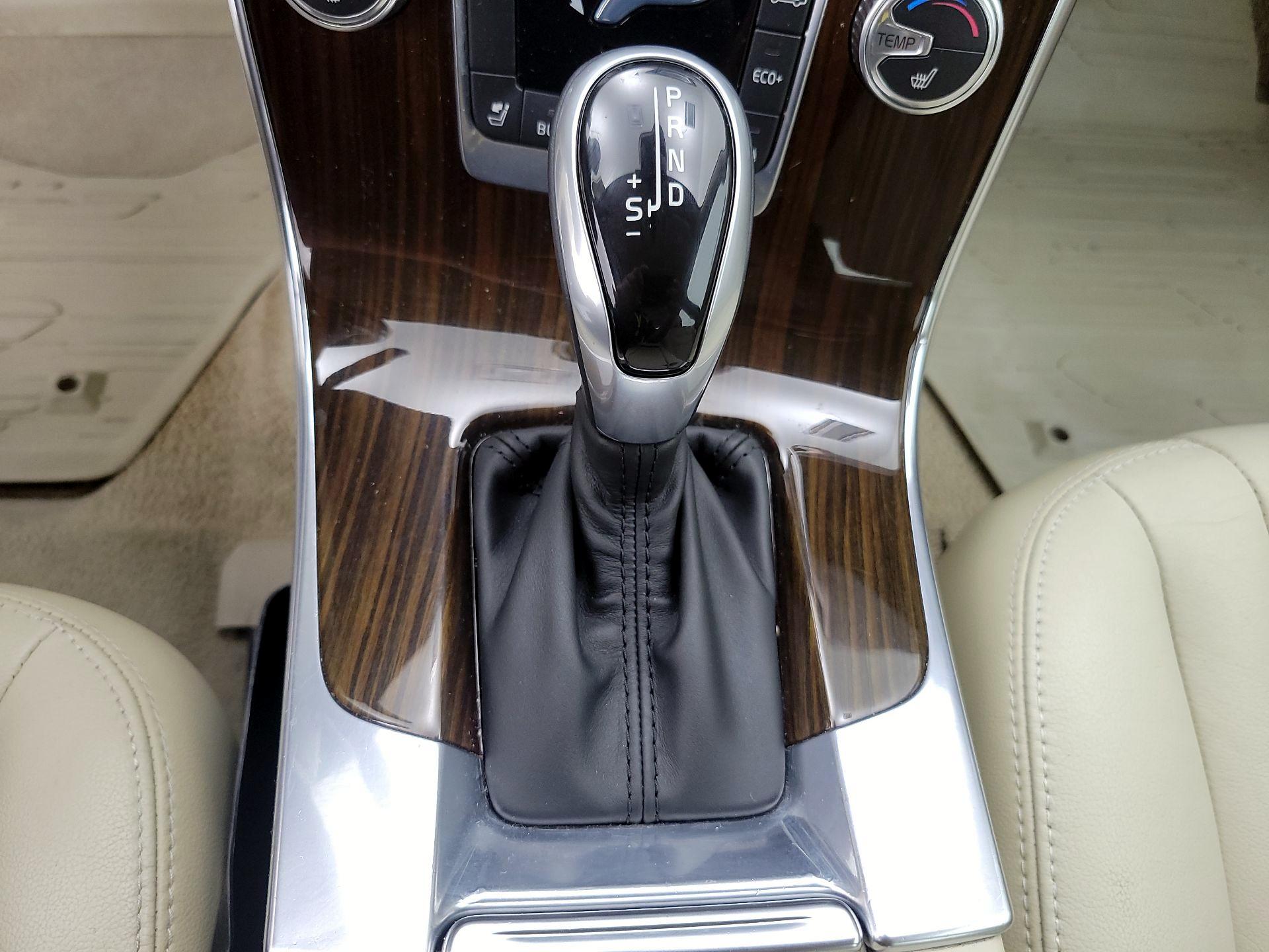 Thumbnail: 2015 Volvo S60 - 16