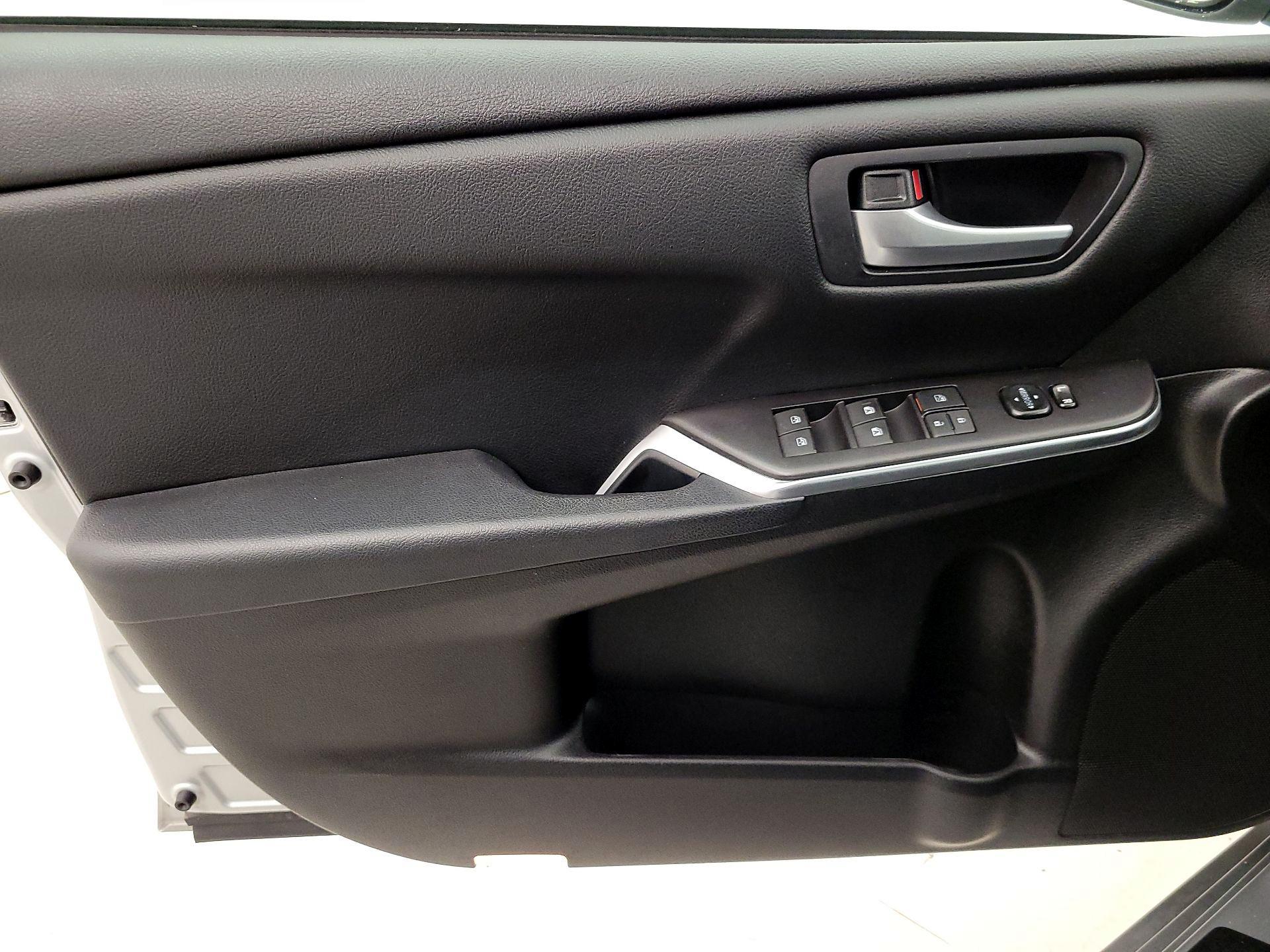 Thumbnail: 2016 Toyota Camry - 12
